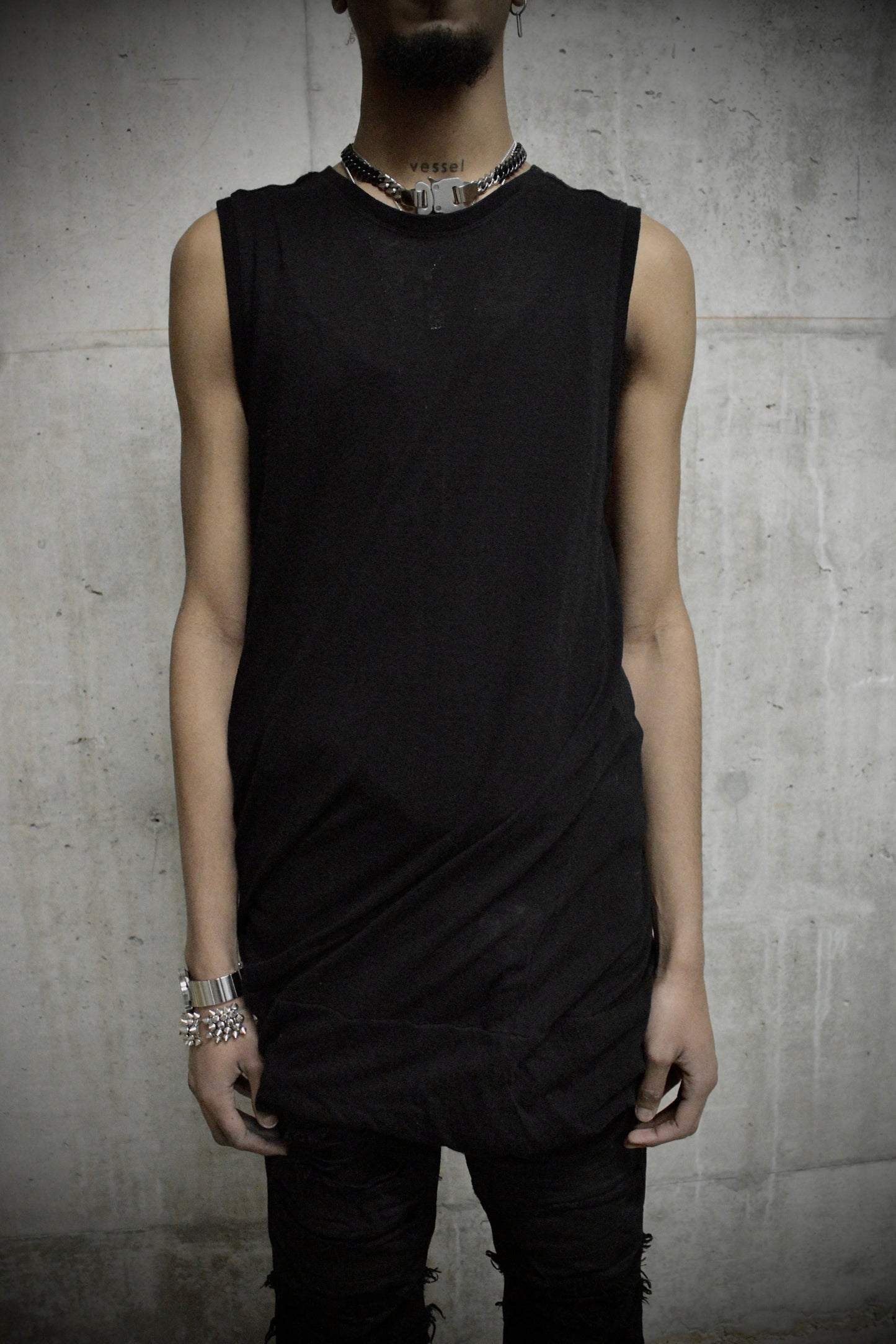 JULIUS _7 AW15-16 "sphere;" Double Layer Hem Long Tank Top detail | DRIEW GARMENTS