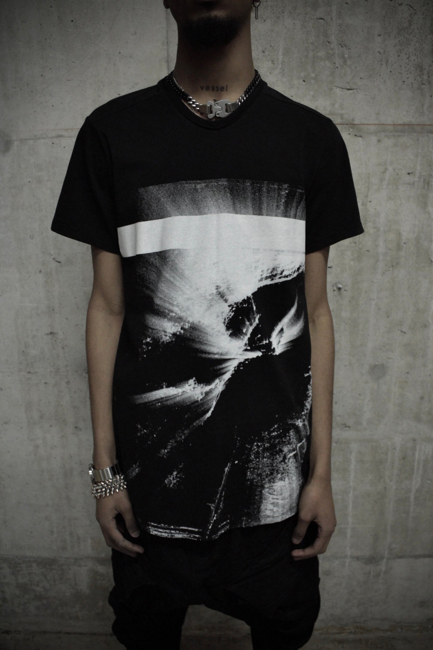Julius_7 NILøS by Julius_7 AW16-17 {PILLARS} Cotton Boil Jersey Graphic T-shirt detail | DRIEW GARMENTS