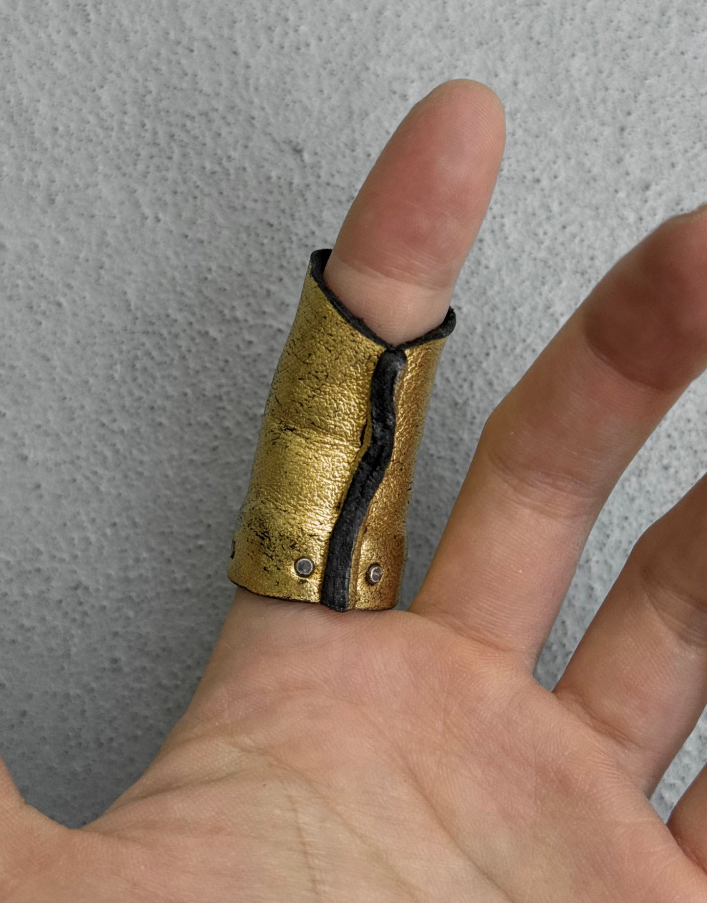 DETAJ Gold Haku Leather Ring