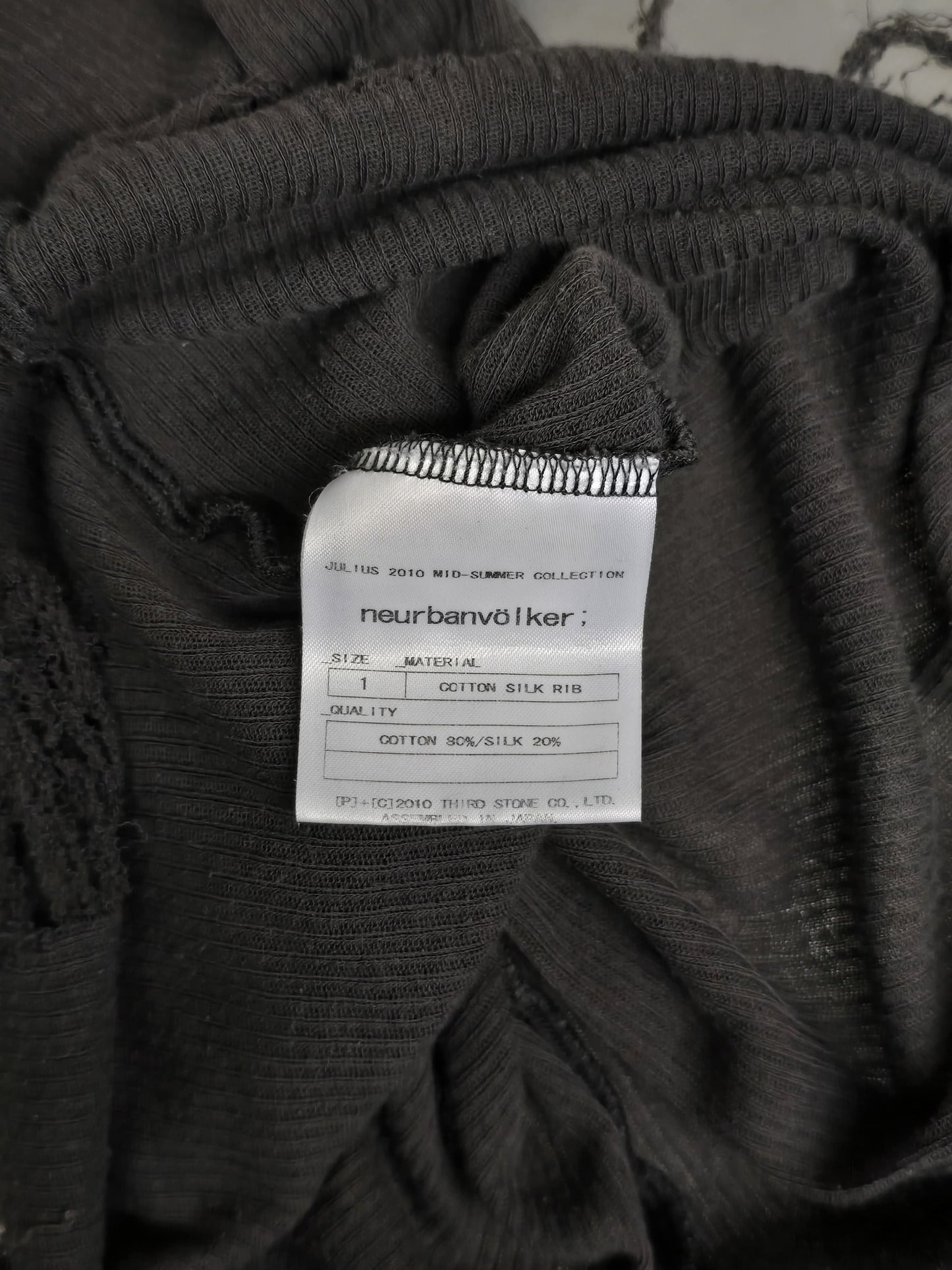 JULIUS _7 SS10 “neurbanvölker;” Grey Shredded Hem Rib Knit Tank Top detail | DRIEW GARMENTS