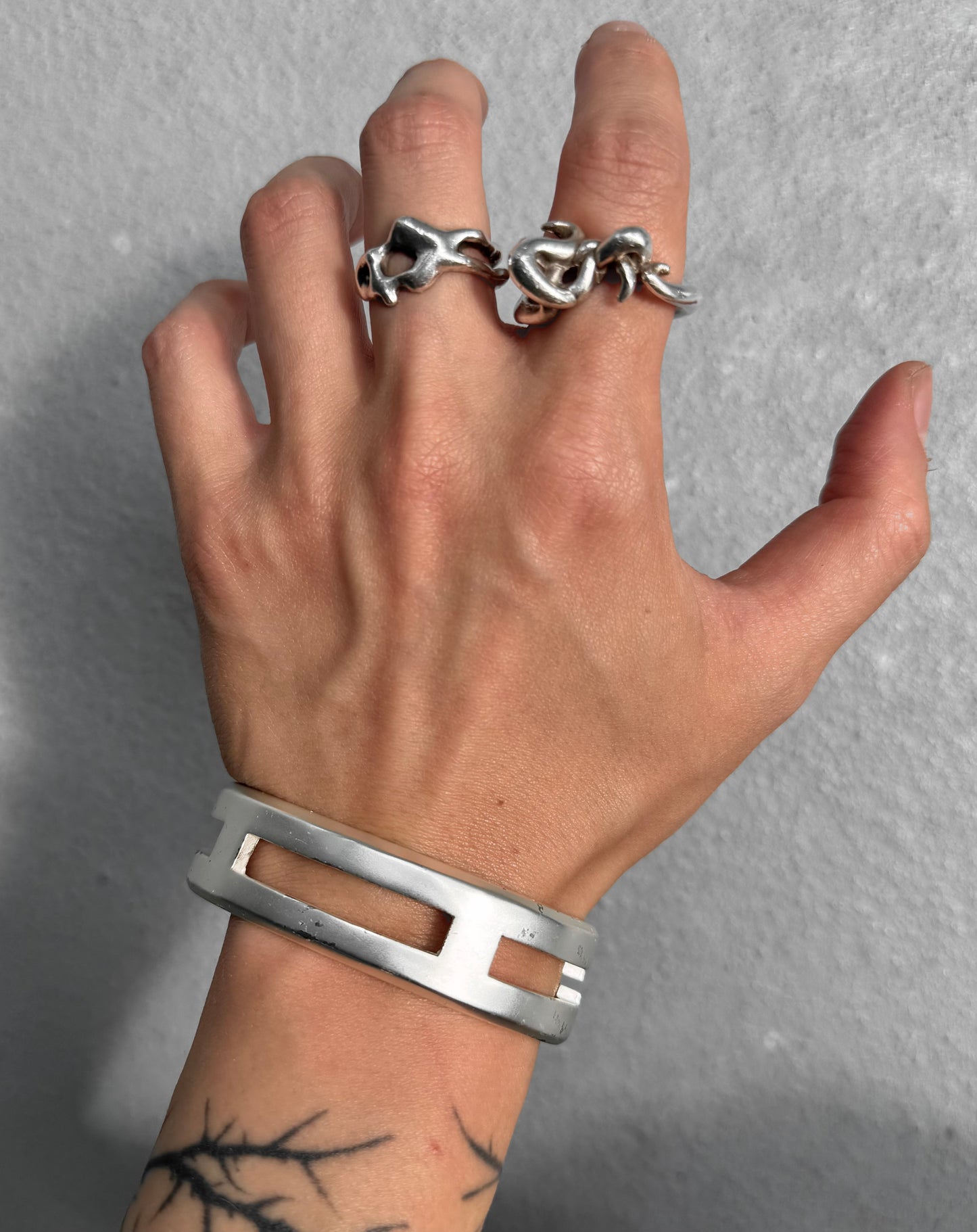 Julius_7 AW22 “EREBUS;” White Silver Vague Brass Bangle