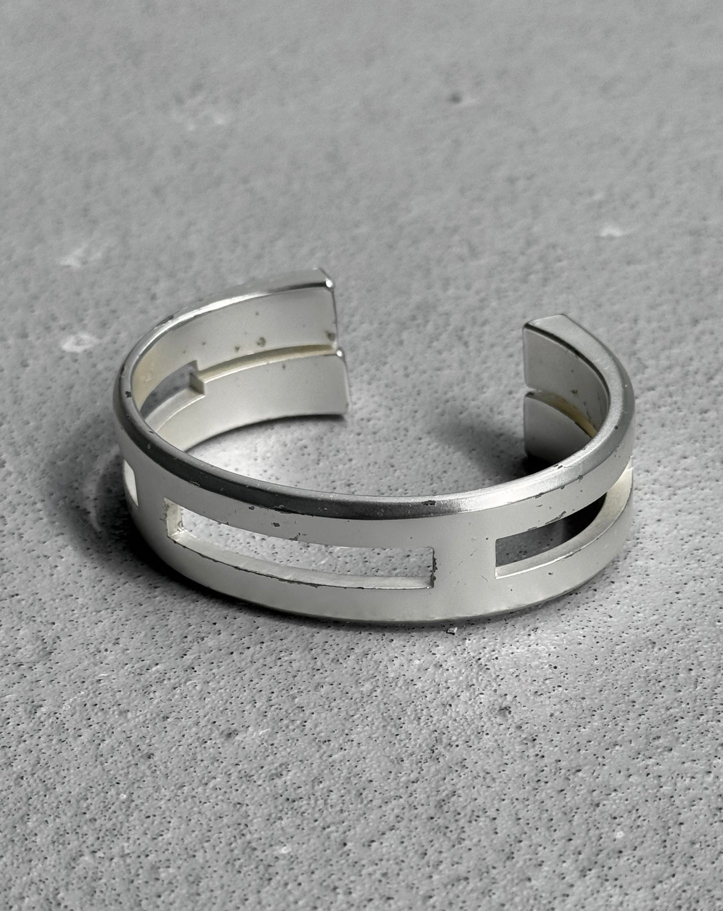 Julius_7 AW22 “EREBUS;” White Silver Vague Brass Bangle