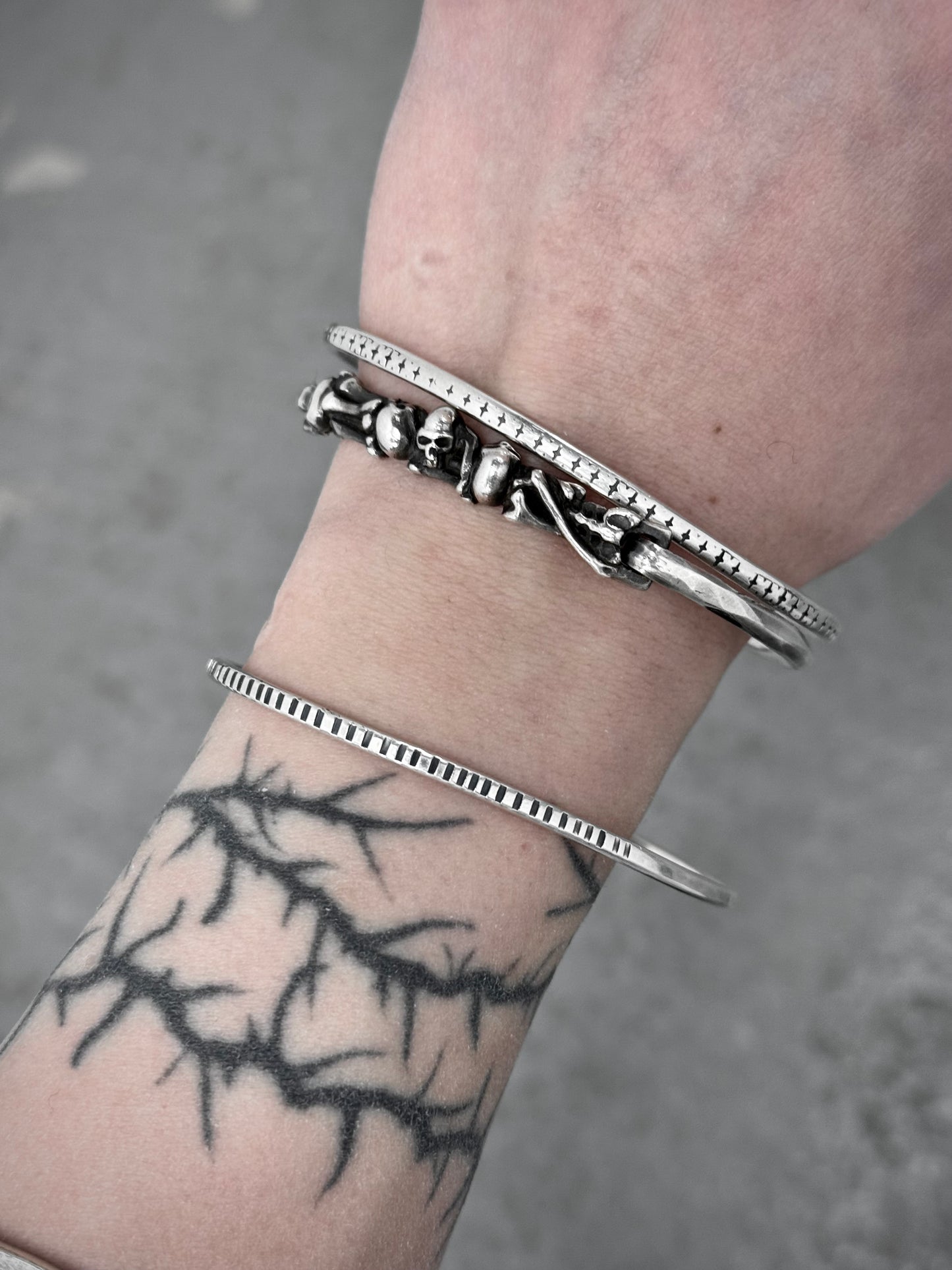 WERKSTATT:MÜNCHEN 'M2640SITR' .925 Silver Trace Hook Bangle (Older Model) detail | DRIEW GARMENTS