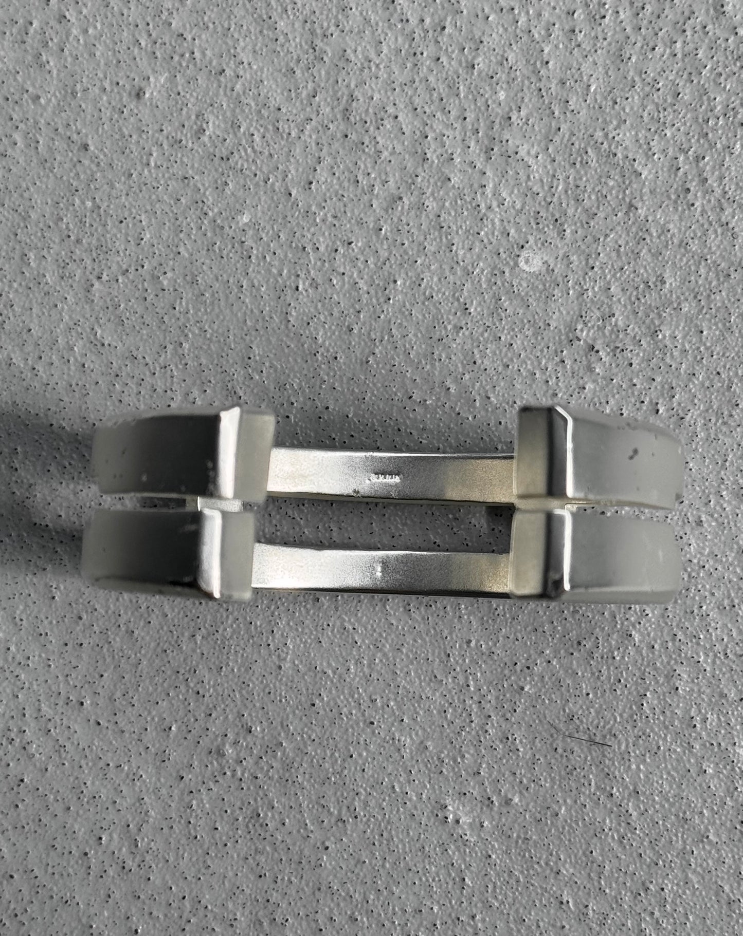 Julius_7 AW22 “EREBUS;” White Silver Vague Brass Bangle
