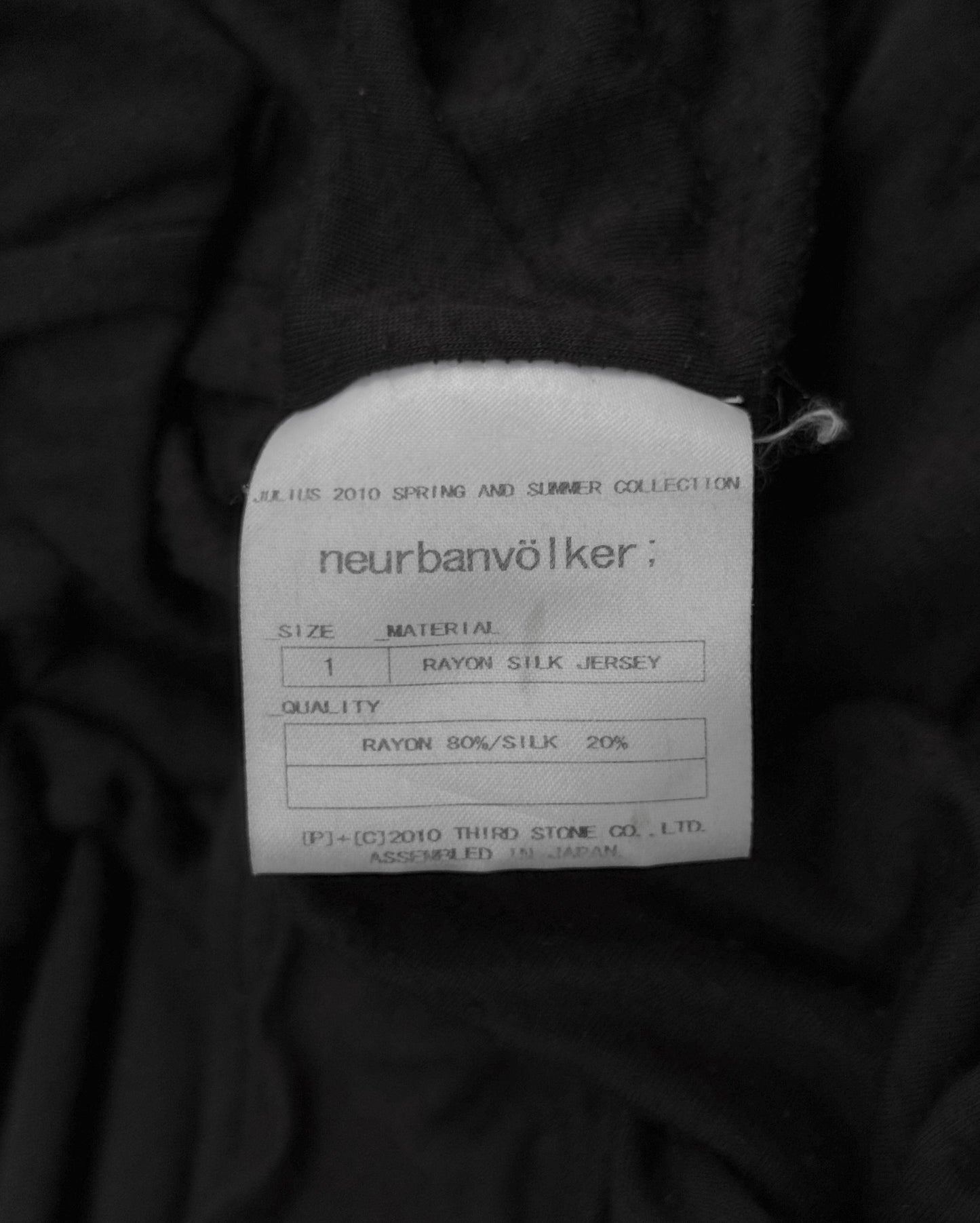 Julius_7 SS10 “neurbanvolker;” Double-layered Asymmetrical T-shirt