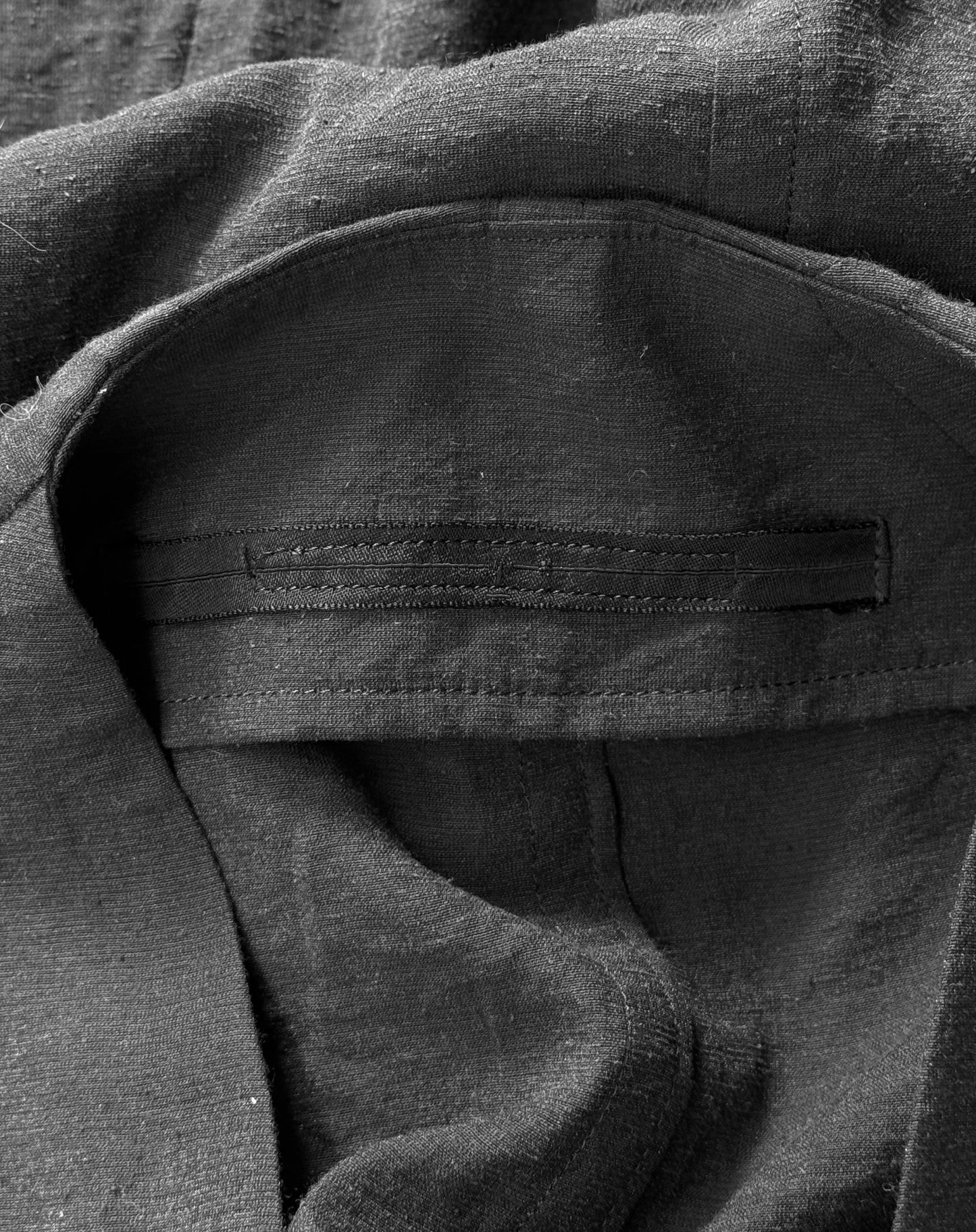Julius_7 AW17 Asymmetrical Cut Silk-blend Long Over-shirt