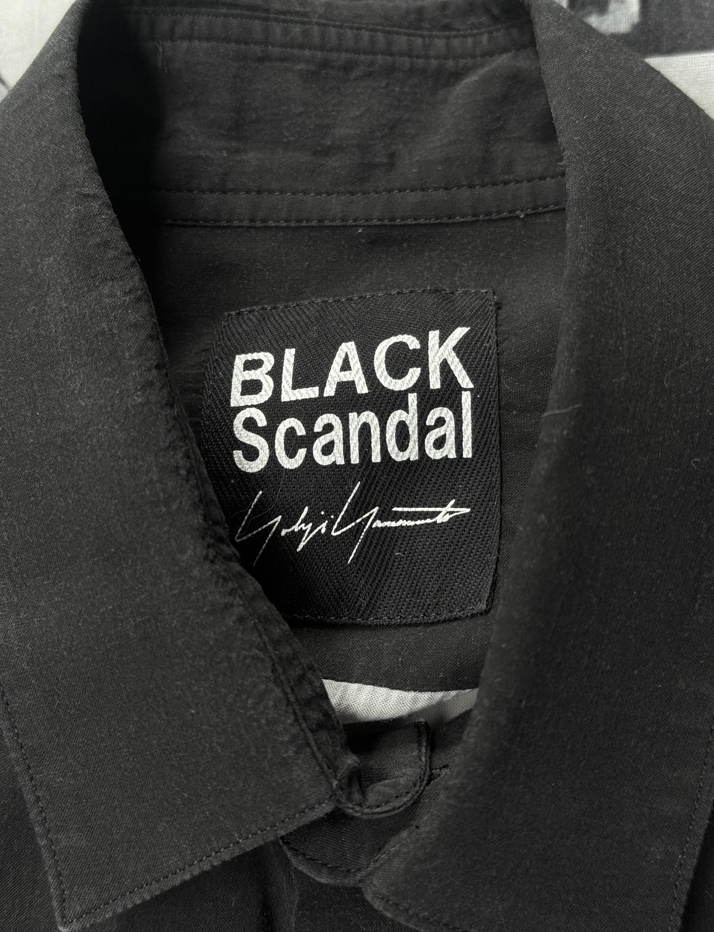 Yohji Yamamoto POUR HOMME BLACK Scandal AW18 Side Button Comic Print Long Shirt