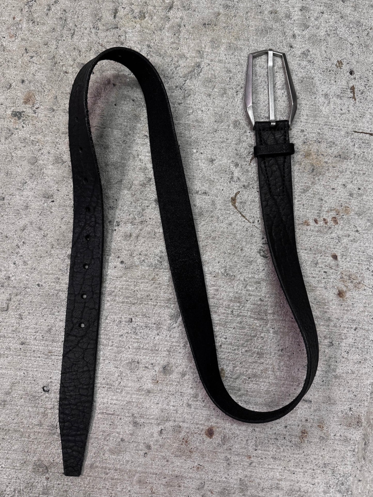 Julius_7 AW24 "rift;" Black Bison Leather Prism Buckle Belt