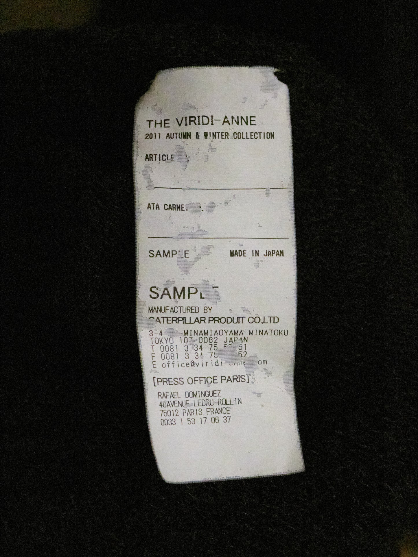 White label with text on a black background