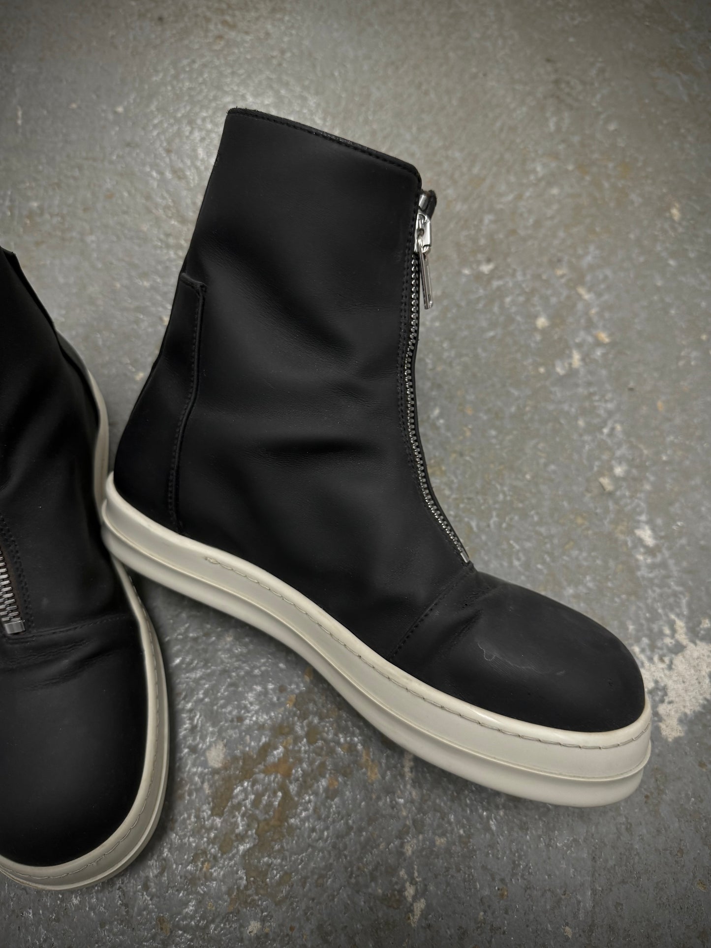 Rick Owens DRKSHDW AW20 “PERFORMA” Front Zip Polyurethane Sneaker Boots detail | DRIEW GARMENTS