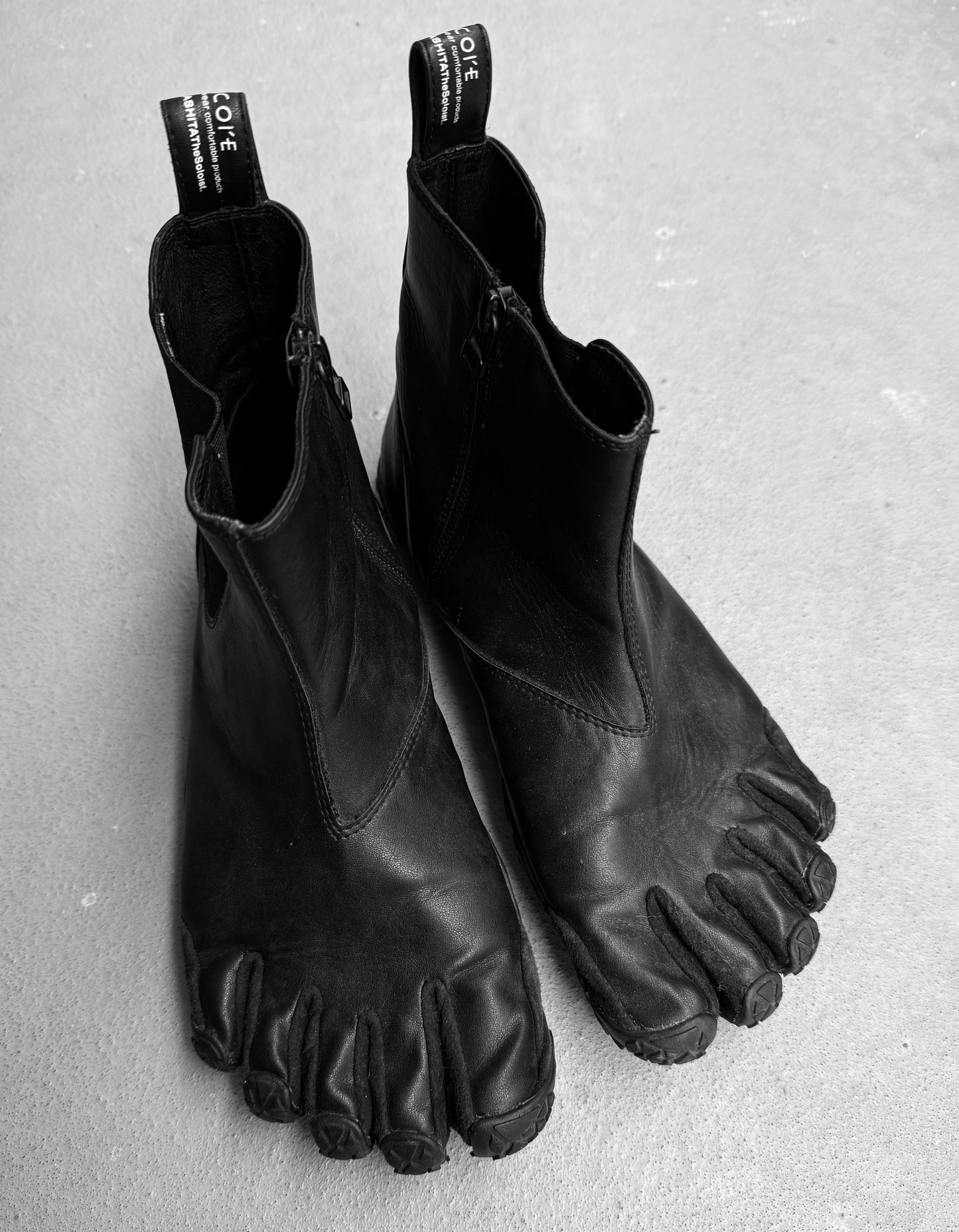TakahiroMiyashita TheSoloist. x SUICOKE SS22 ‘NIN-CHELSEA SOL’ Vibram FiveFingers Leather Chelsea Boots