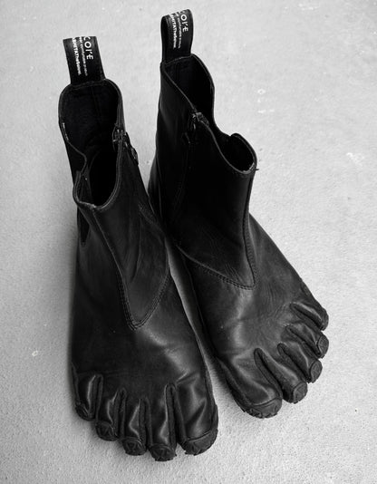 TakahiroMiyashita TheSoloist. x SUICOKE SS22 ‘NIN-CHELSEA SOL’ Vibram FiveFingers Leather Chelsea Boots