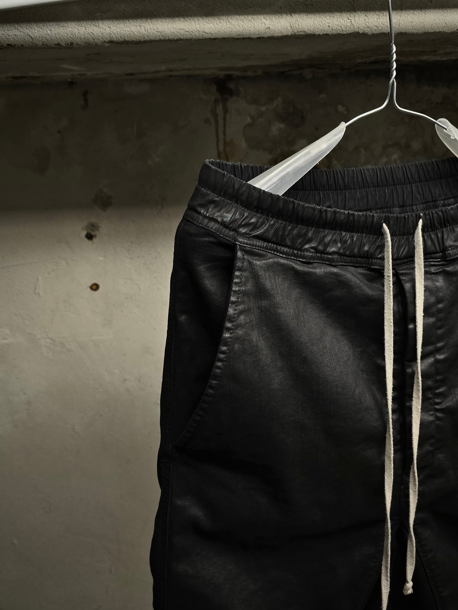 Rick Owens DRKSHDW SS18 "DIRT" BLACK WAX Drop-crotch Capris detail | DRIEW GARMENTS