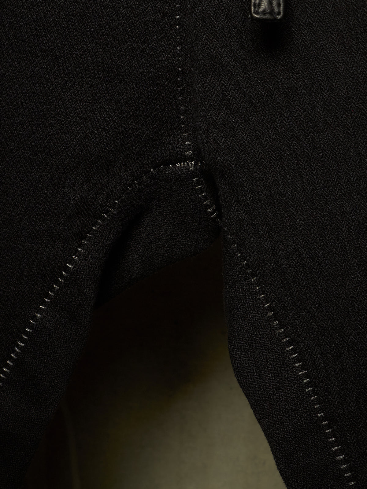 10sei0otto 2010s Black Linen Herringbone Overlock Frayed Hem Sweatpants