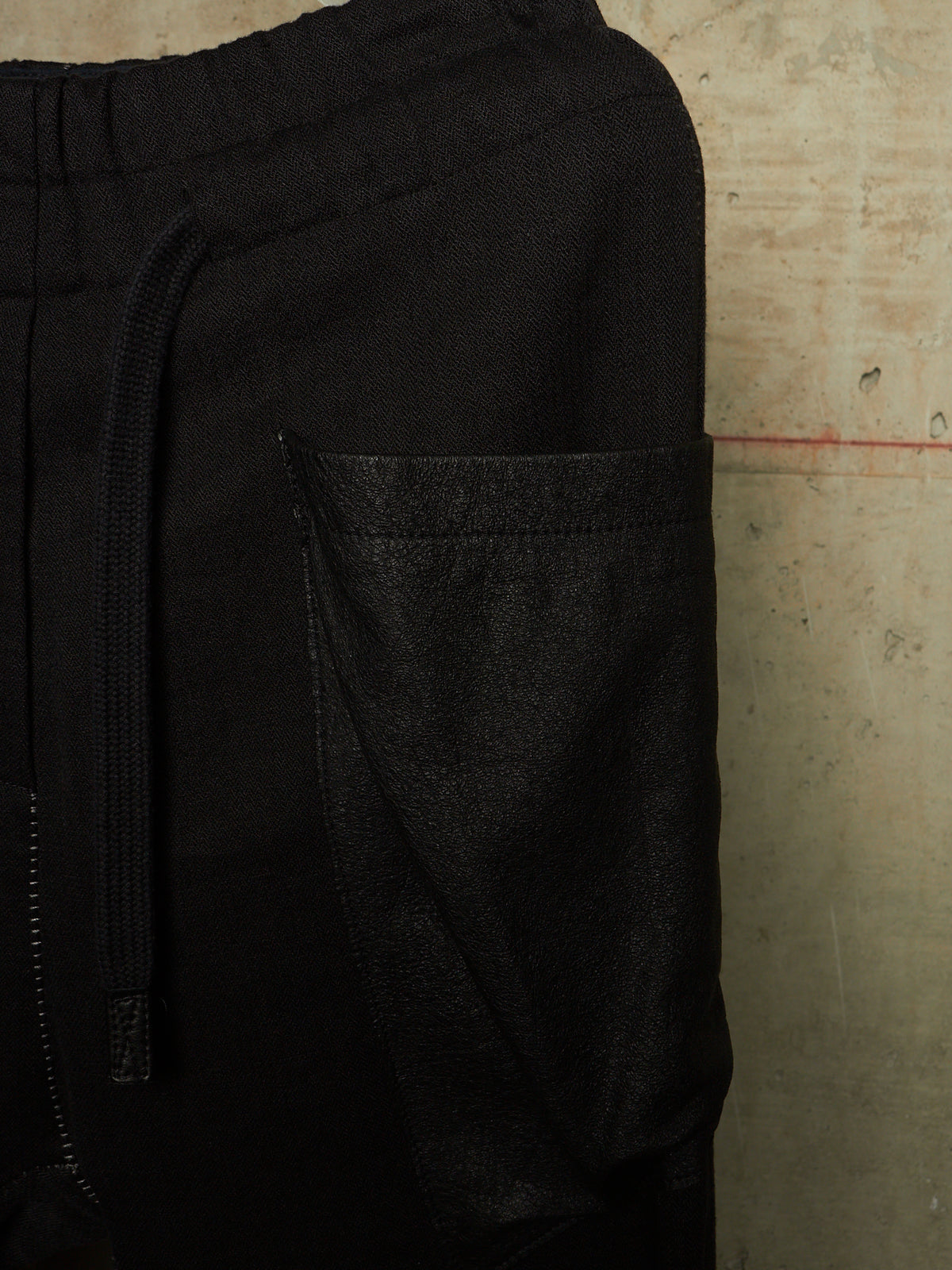 10sei0otto 2010s Black Linen Herringbone Overlock Frayed Hem Sweatpants