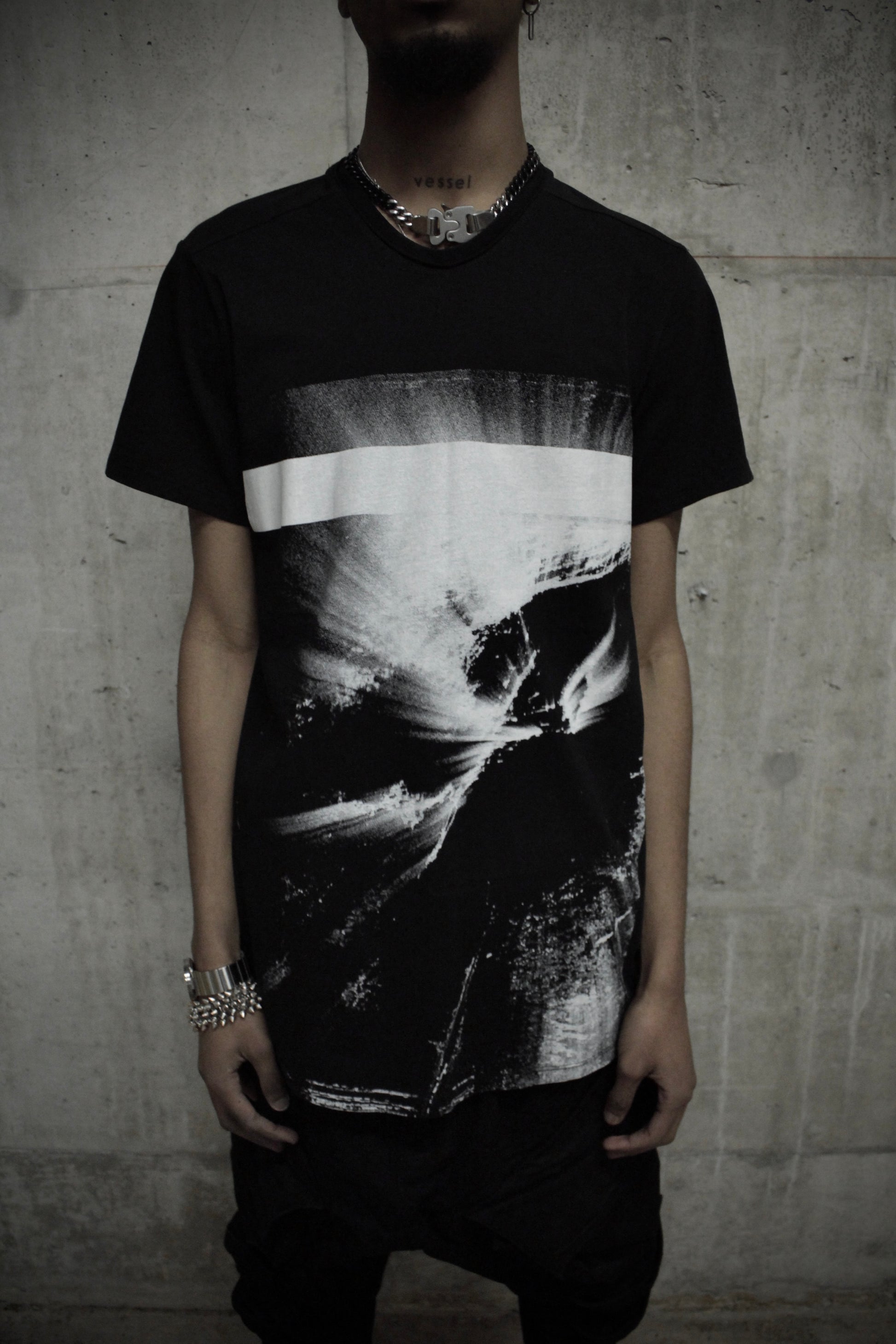 Julius_7 NILøS by Julius_7 AW16-17 {PILLARS} Cotton Boil Jersey Graphic T-shirt detail | DRIEW GARMENTS