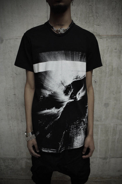 Julius_7 NILøS by Julius_7 AW16-17 {PILLARS} Cotton Boil Jersey Graphic T-shirt detail | DRIEW GARMENTS