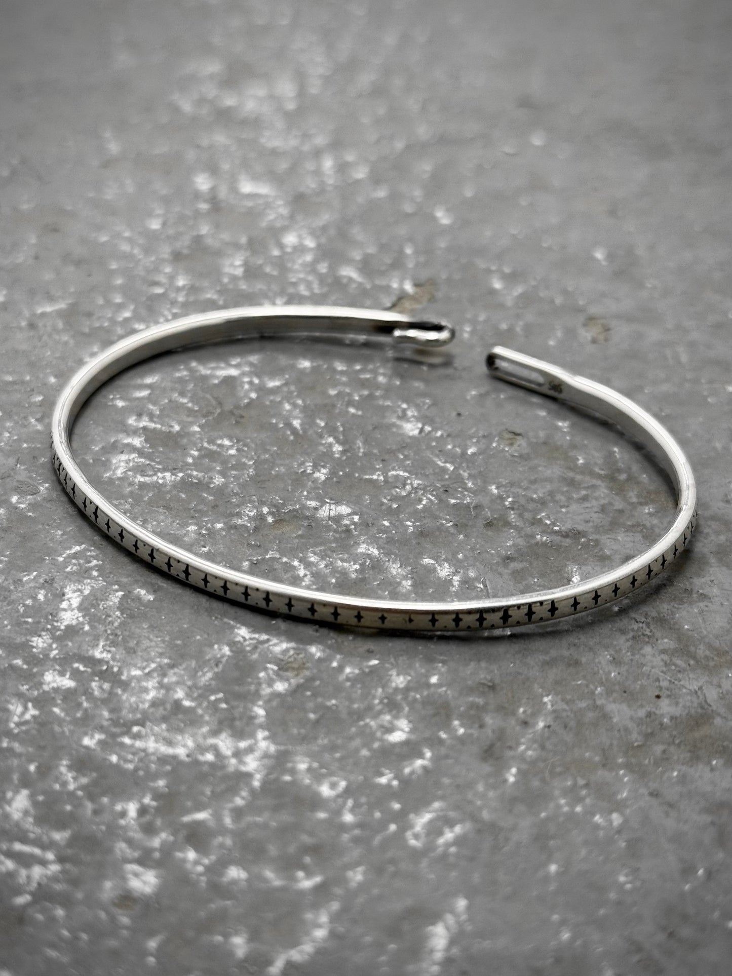 WERKSTATT:MÜNCHEN 'M2640SIPA' .925 Silver Cross Pattern Hook Bangle | Archive Fashion Toronto