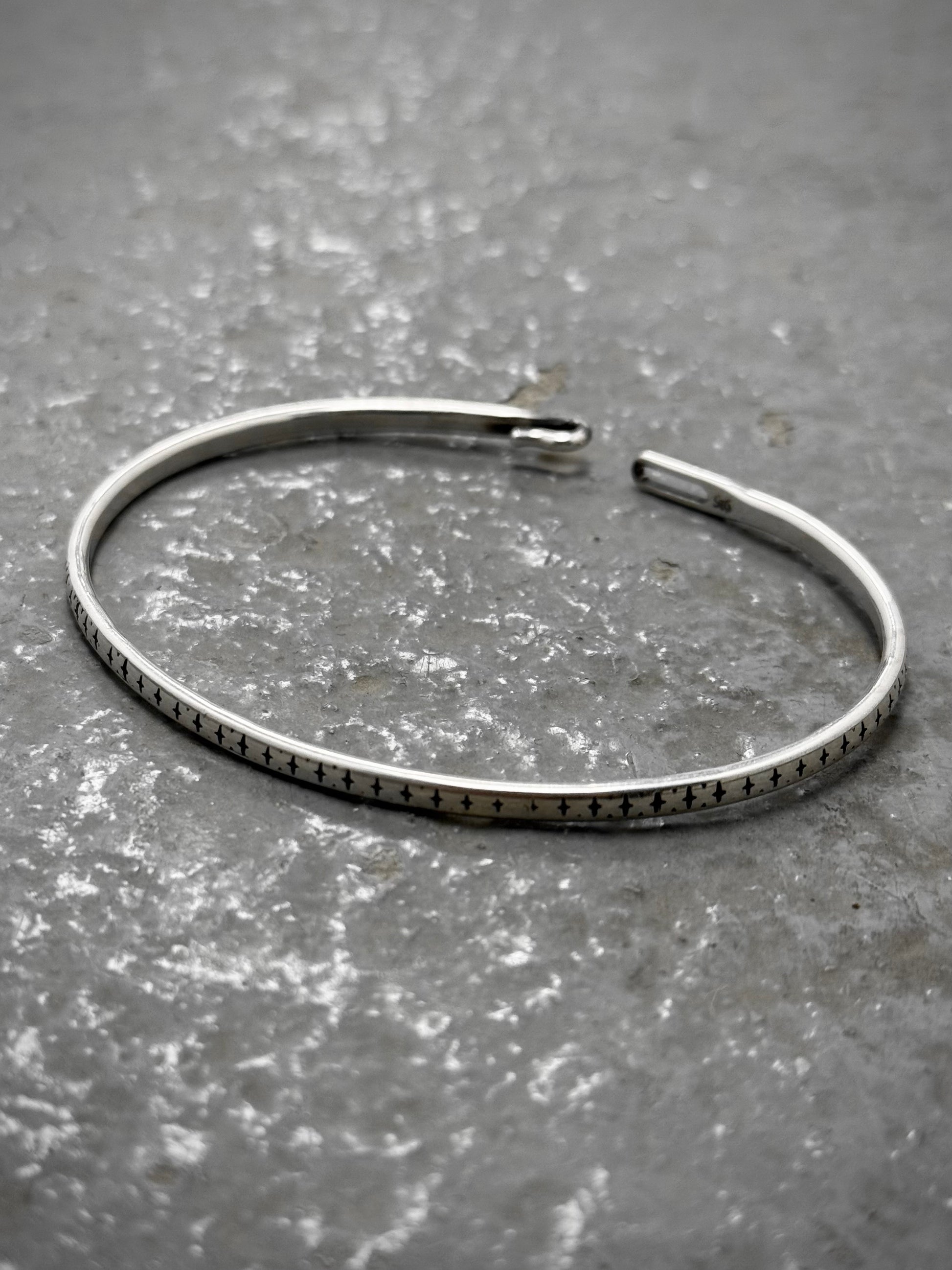 WERKSTATT:MÜNCHEN 'M2640SIPA' .925 Silver Cross Pattern Hook Bangle | Archive Fashion Toronto