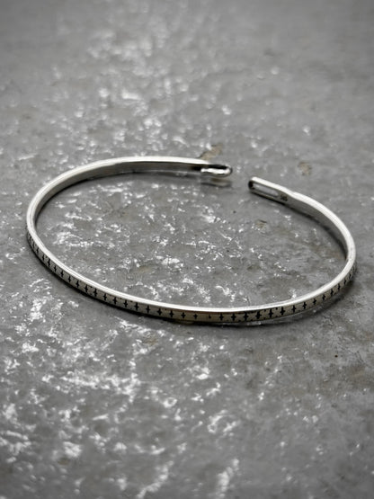WERKSTATT:MÜNCHEN 'M2640SIPA' .925 Silver Cross Pattern Hook Bangle | Archive Fashion Toronto