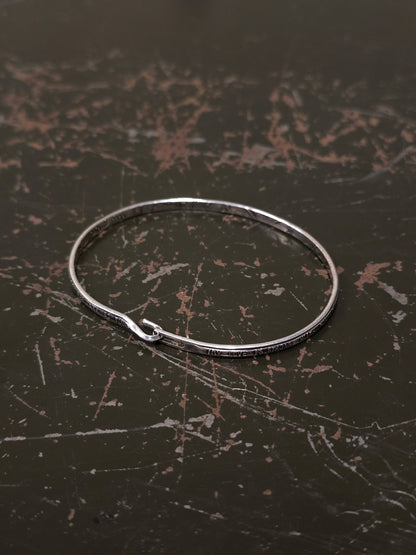 WERKSTATT:MÜNCHEN 'M2640SILY' .925 Silver Lyrics Hook Bangle