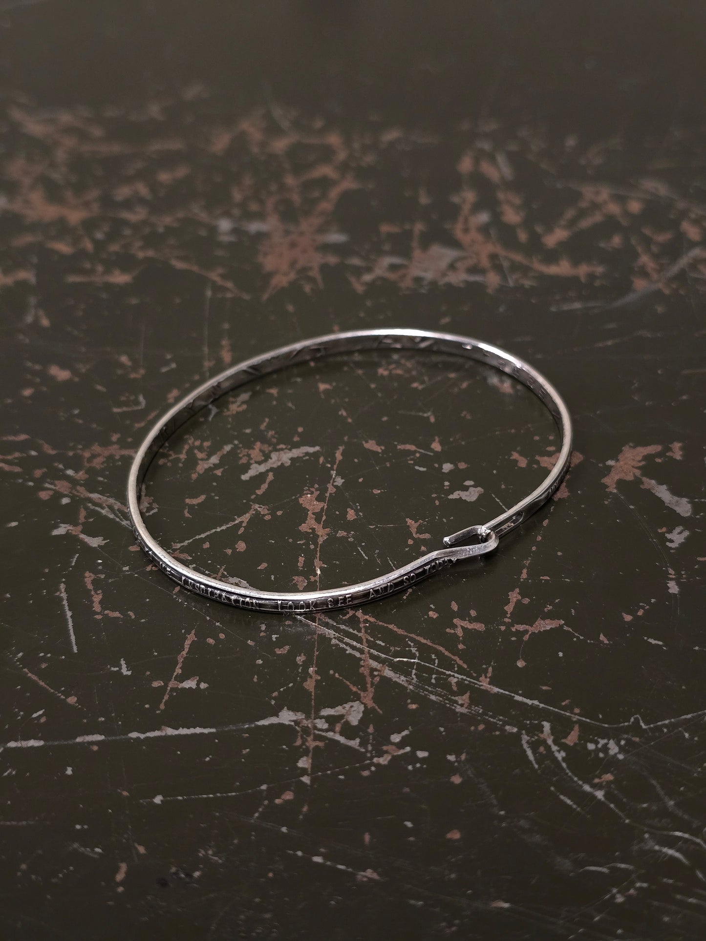 WERKSTATT:MÜNCHEN 'M2640SILY' .925 Silver Lyrics Hook Bangle