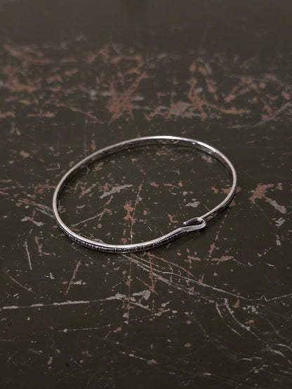 WERKSTATT:MÜNCHEN 'M2640SILY' .925 Silver Lyrics Hook Bangle