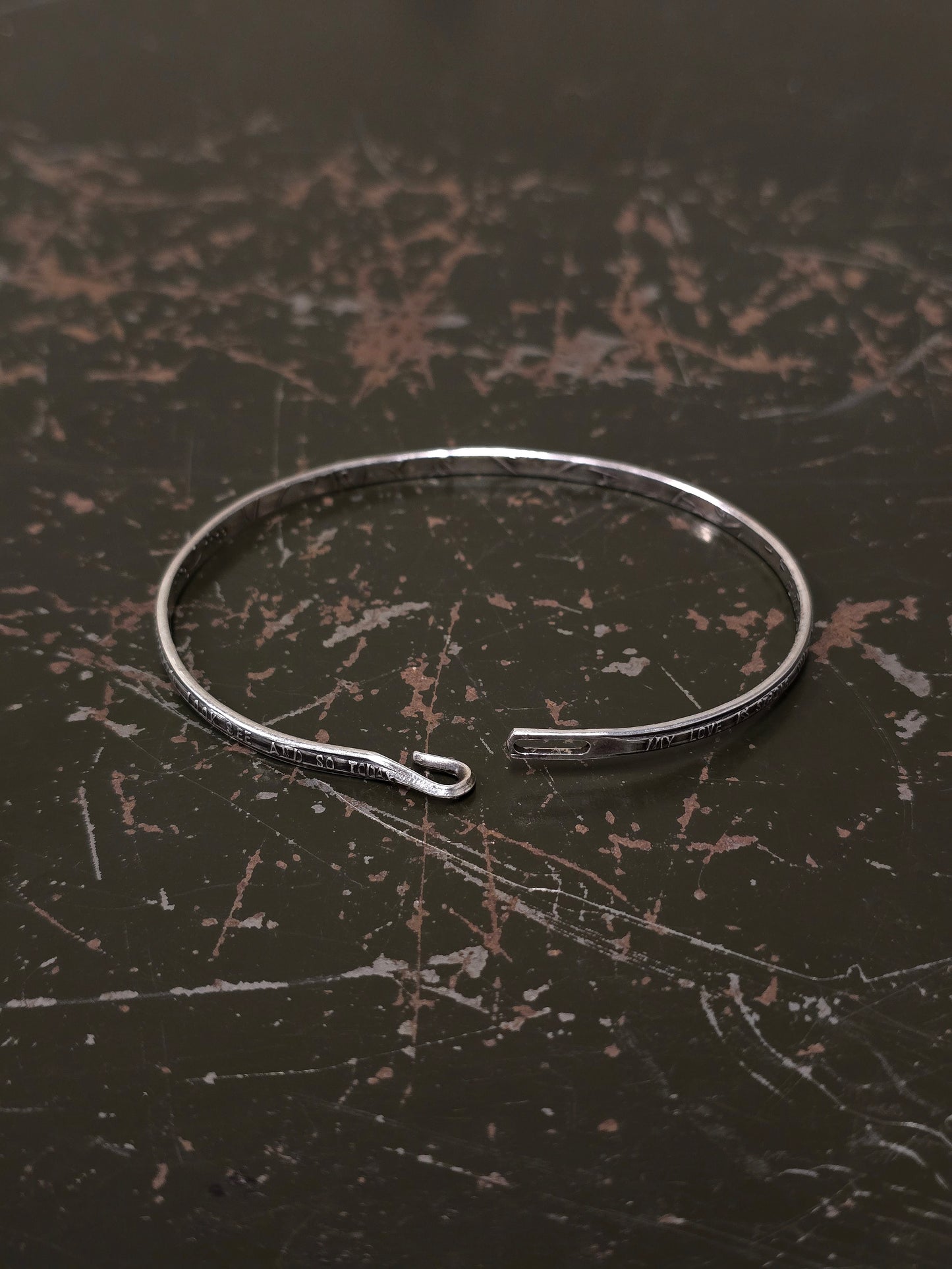 WERKSTATT:MÜNCHEN 'M2640SILY' .925 Silver Lyrics Hook Bangle