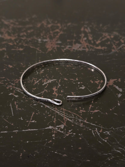 WERKSTATT:MÜNCHEN 'M2640SILY' .925 Silver Lyrics Hook Bangle