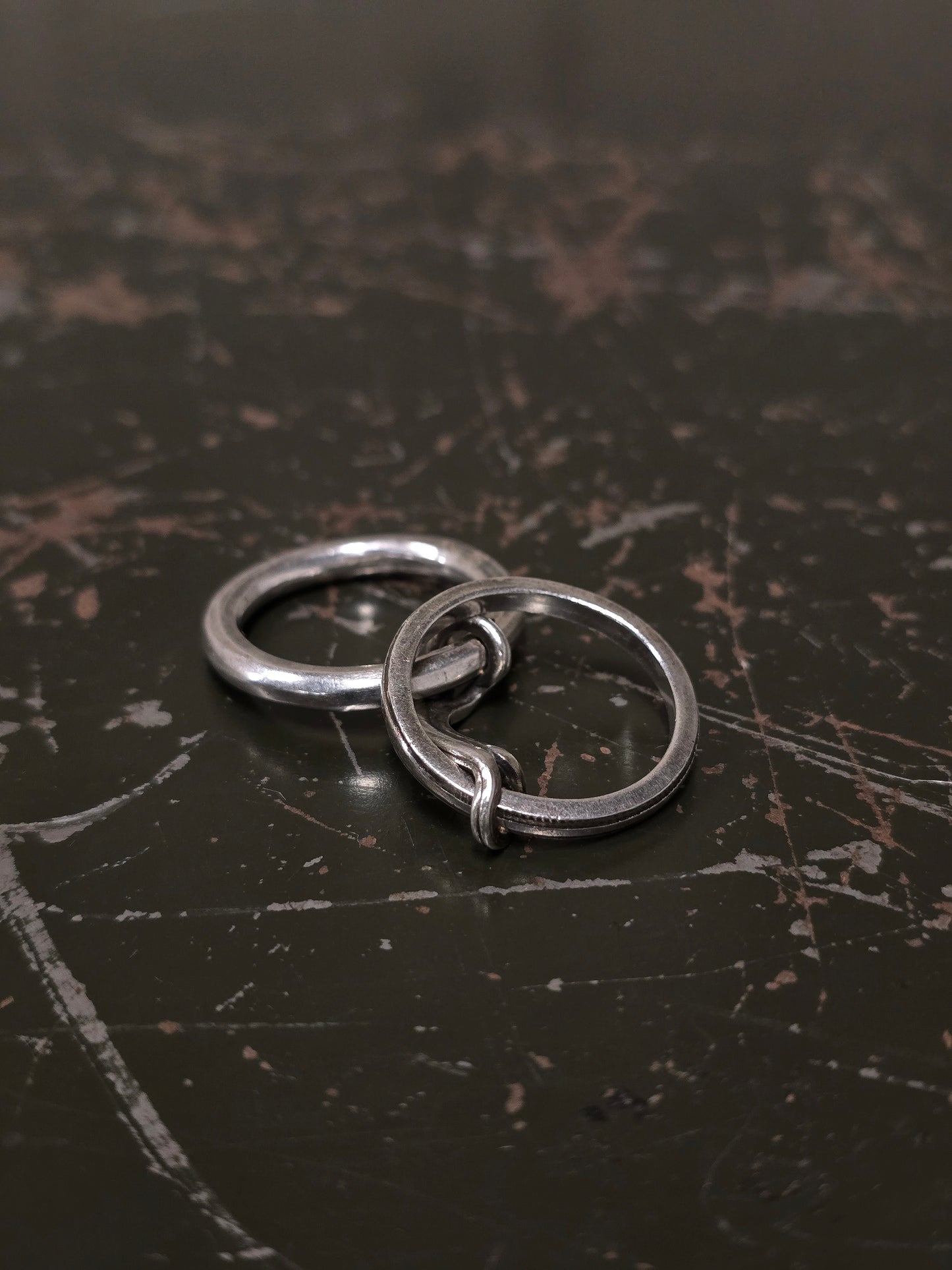WERKSTATT:MÜNCHEN 'M1411SI' .925 Silver Long Link Connected Ring