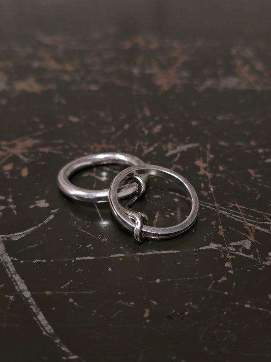 WERKSTATT:MÜNCHEN 'M1411SI' .925 Silver Long Link Connected Ring