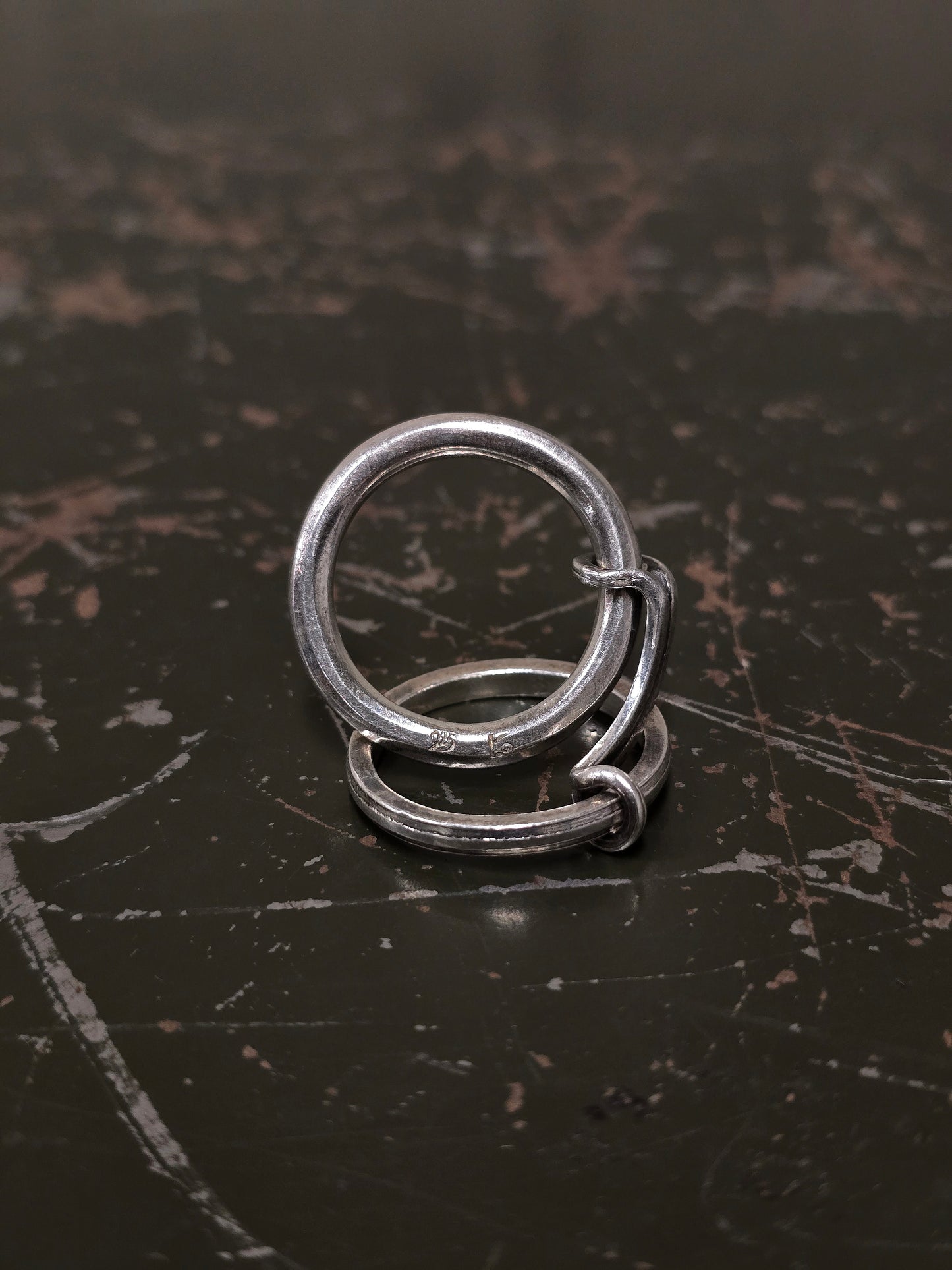 WERKSTATT:MÜNCHEN 'M1411SI' .925 Silver Long Link Connected Ring