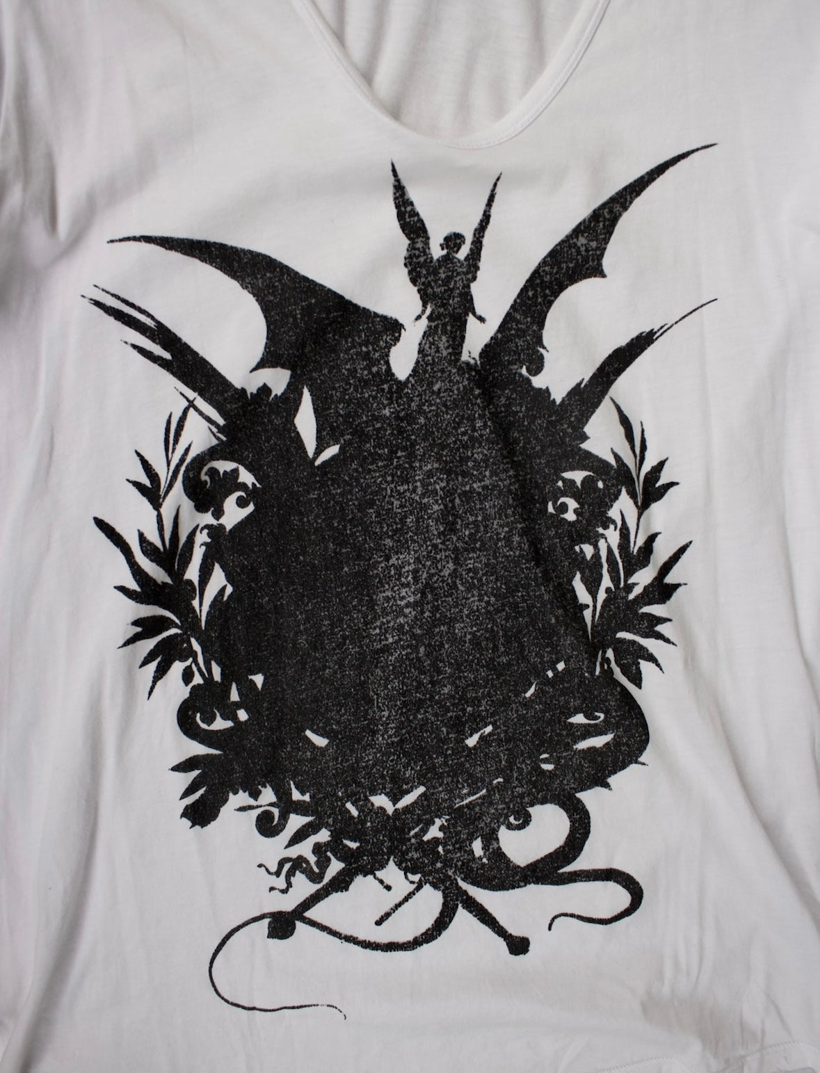 Detail shots Lad musician Goth graphic V-neck T-shirt