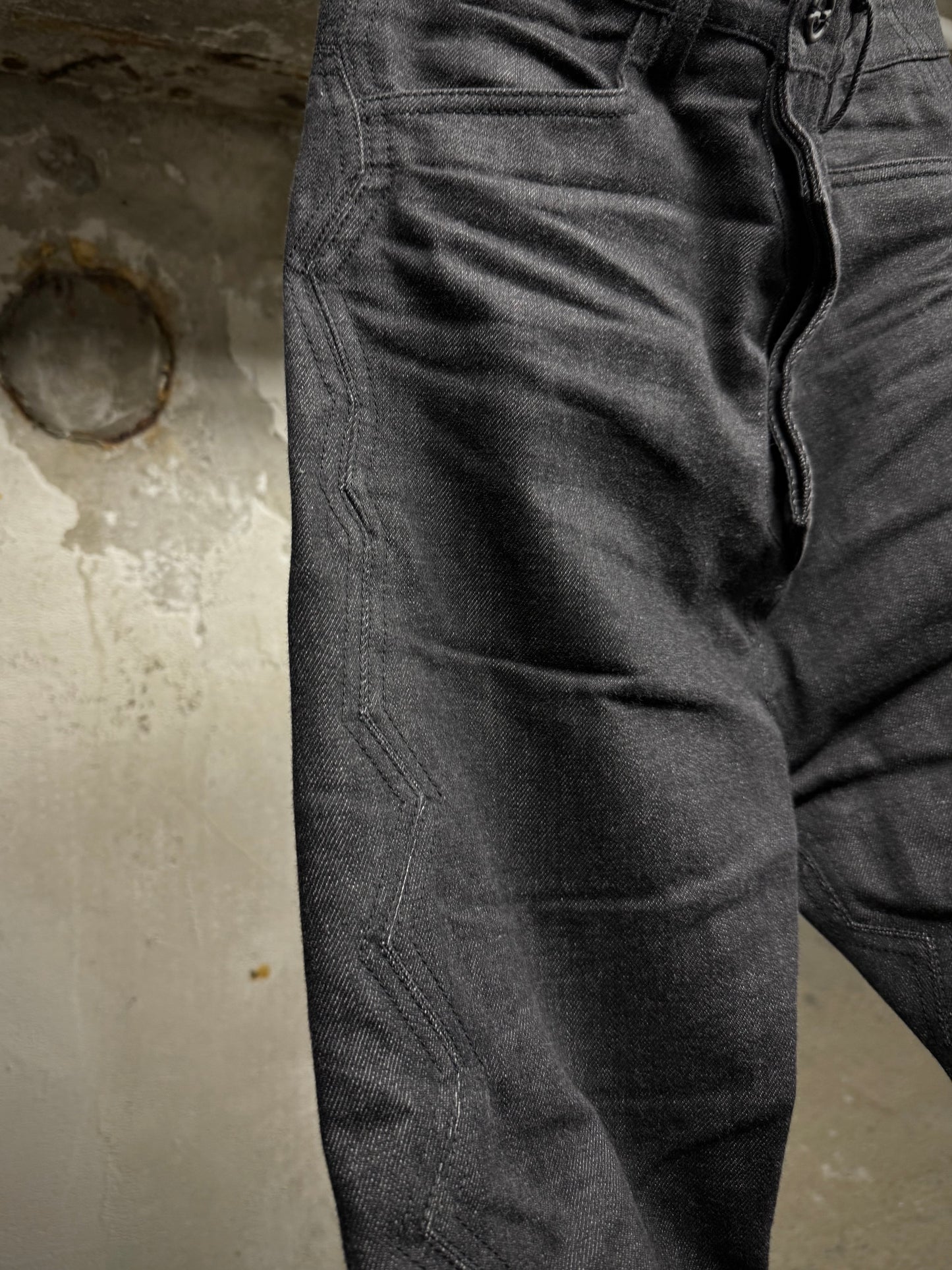 DEEPTI Collection °016-017 ‘D-050 YAW-95’ Closed Crash Seam Low Cut Denim