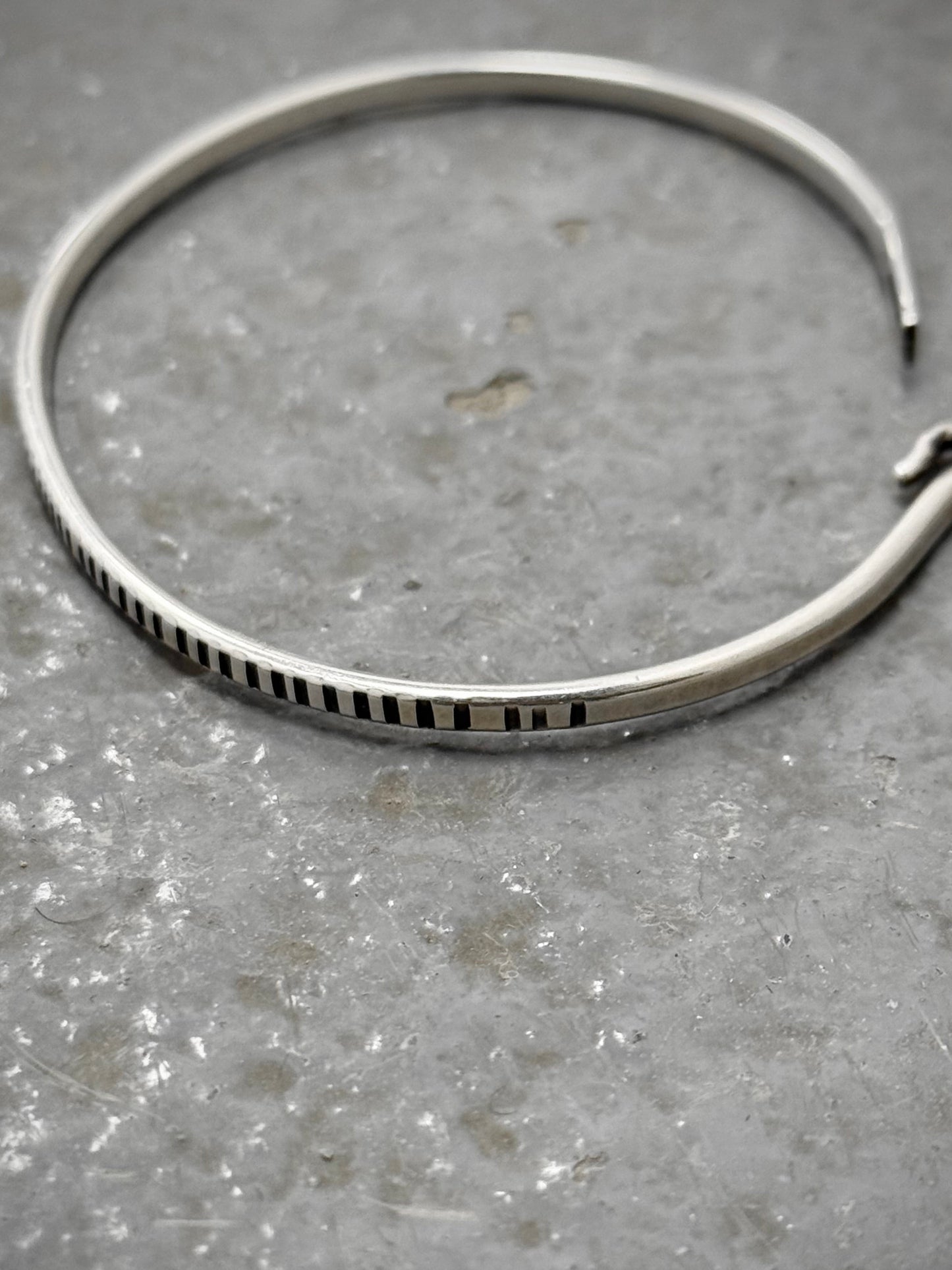 WERKSTATT:MÜNCHEN 'M2640SITR' .925 Silver Trace Hook Bangle (Older Model) detail | DRIEW GARMENTS