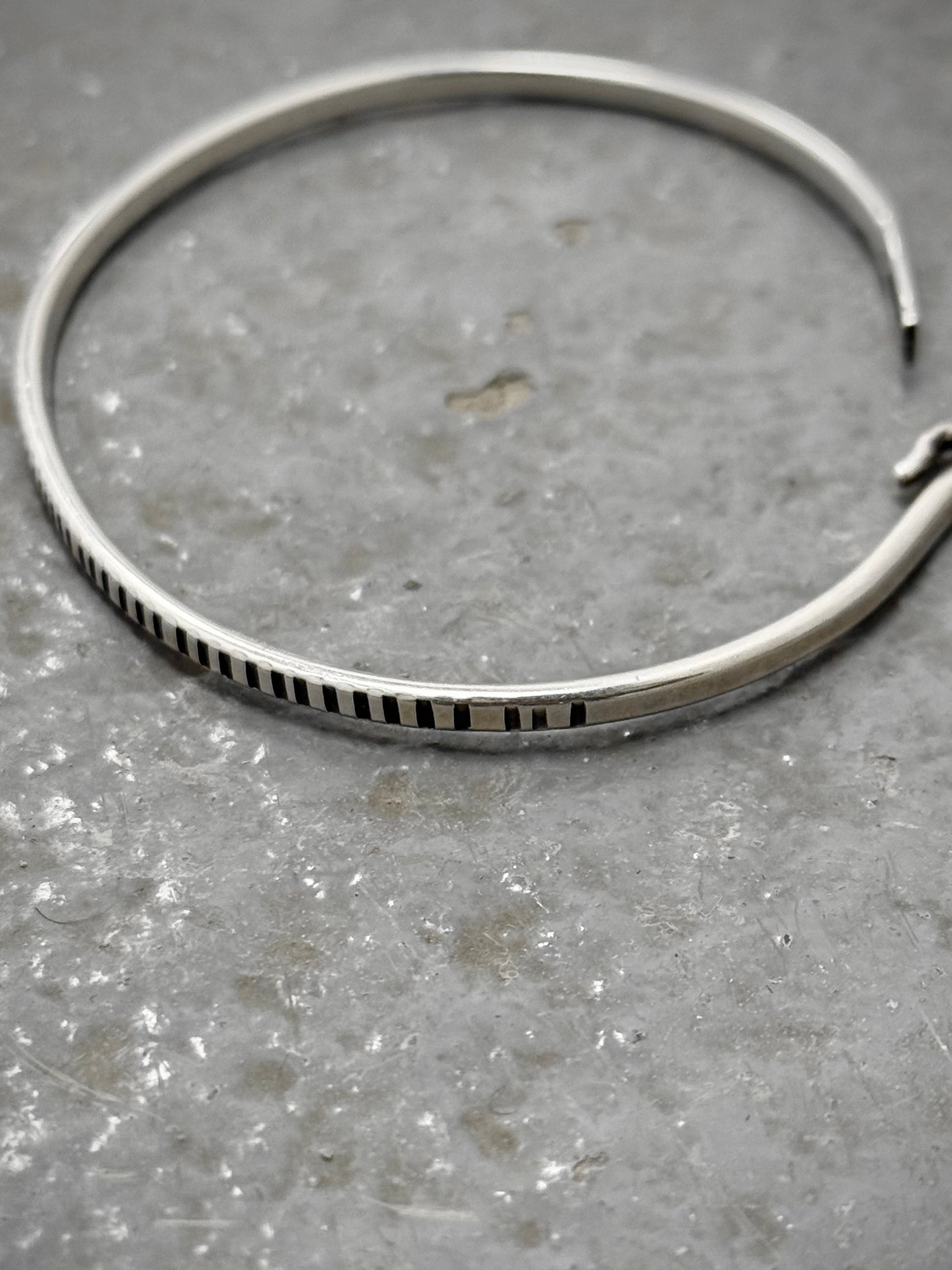 WERKSTATT:MÜNCHEN 'M2640SITR' .925 Silver Trace Hook Bangle (Older Model) detail | DRIEW GARMENTS