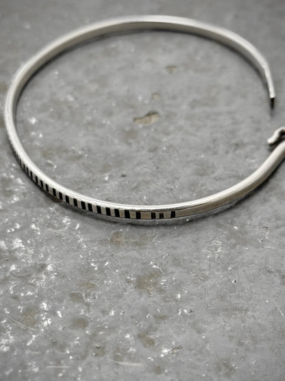 WERKSTATT:MÜNCHEN 'M2640SITR' .925 Silver Trace Hook Bangle (Older Model) detail | DRIEW GARMENTS