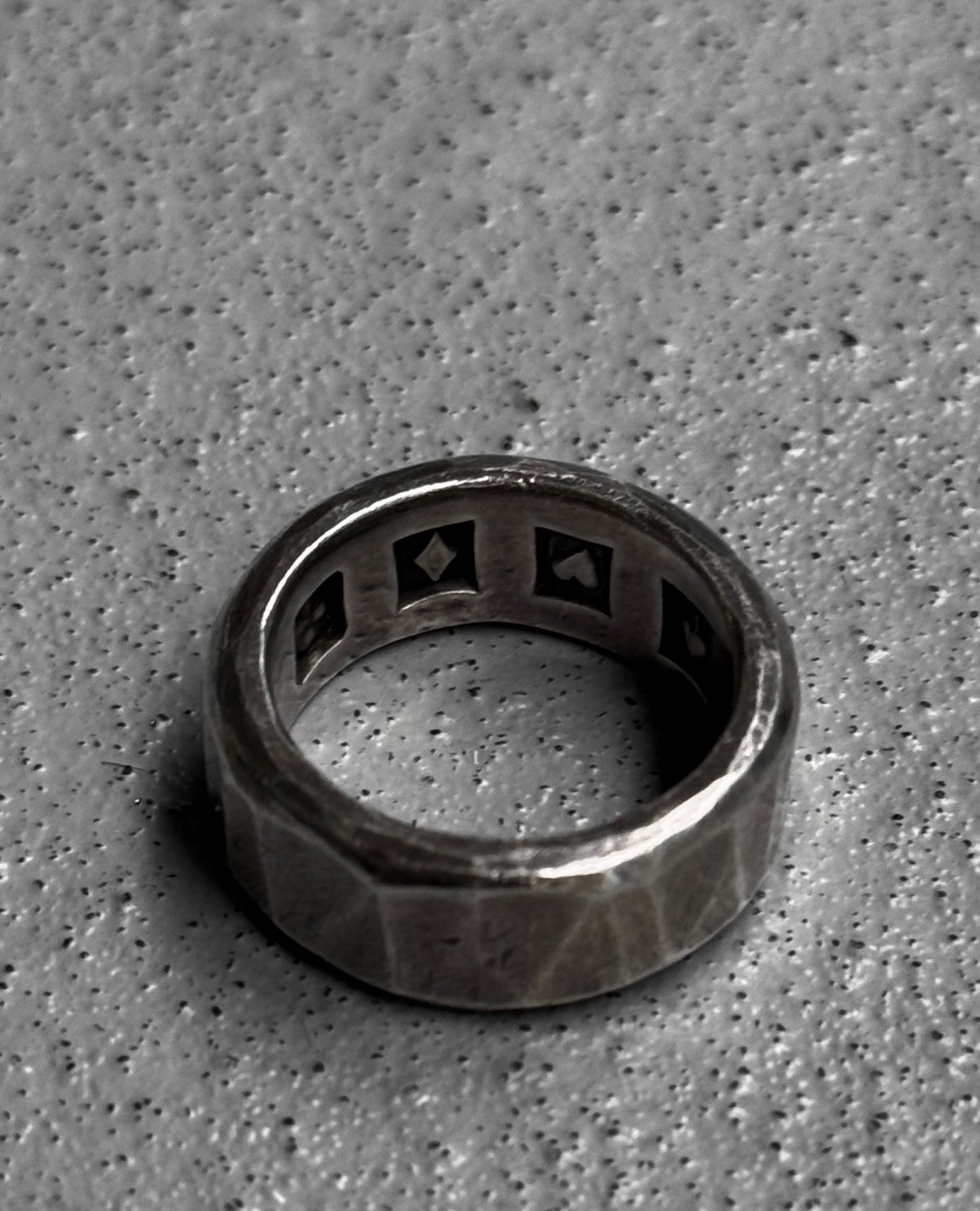 WERKSTATT:MÜNCHEN Chunky Hammered Band Silver Ring