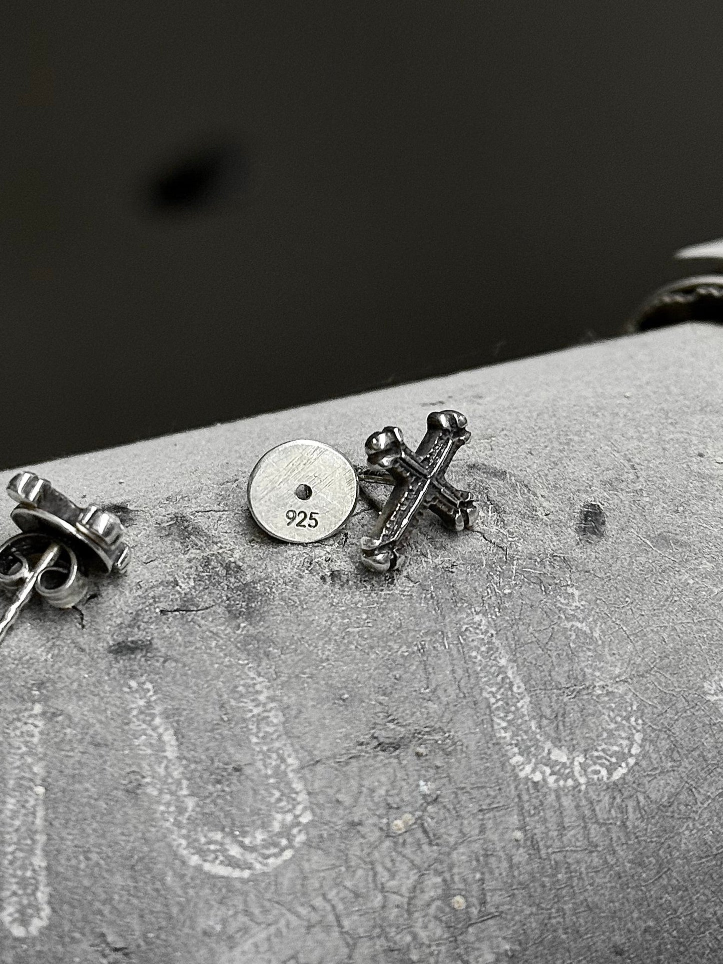 WERKSTATT:MÜNCHEN ‘M4551’ .925 Silver Cross Stud Earrings detail | DRIEW GARMENTS