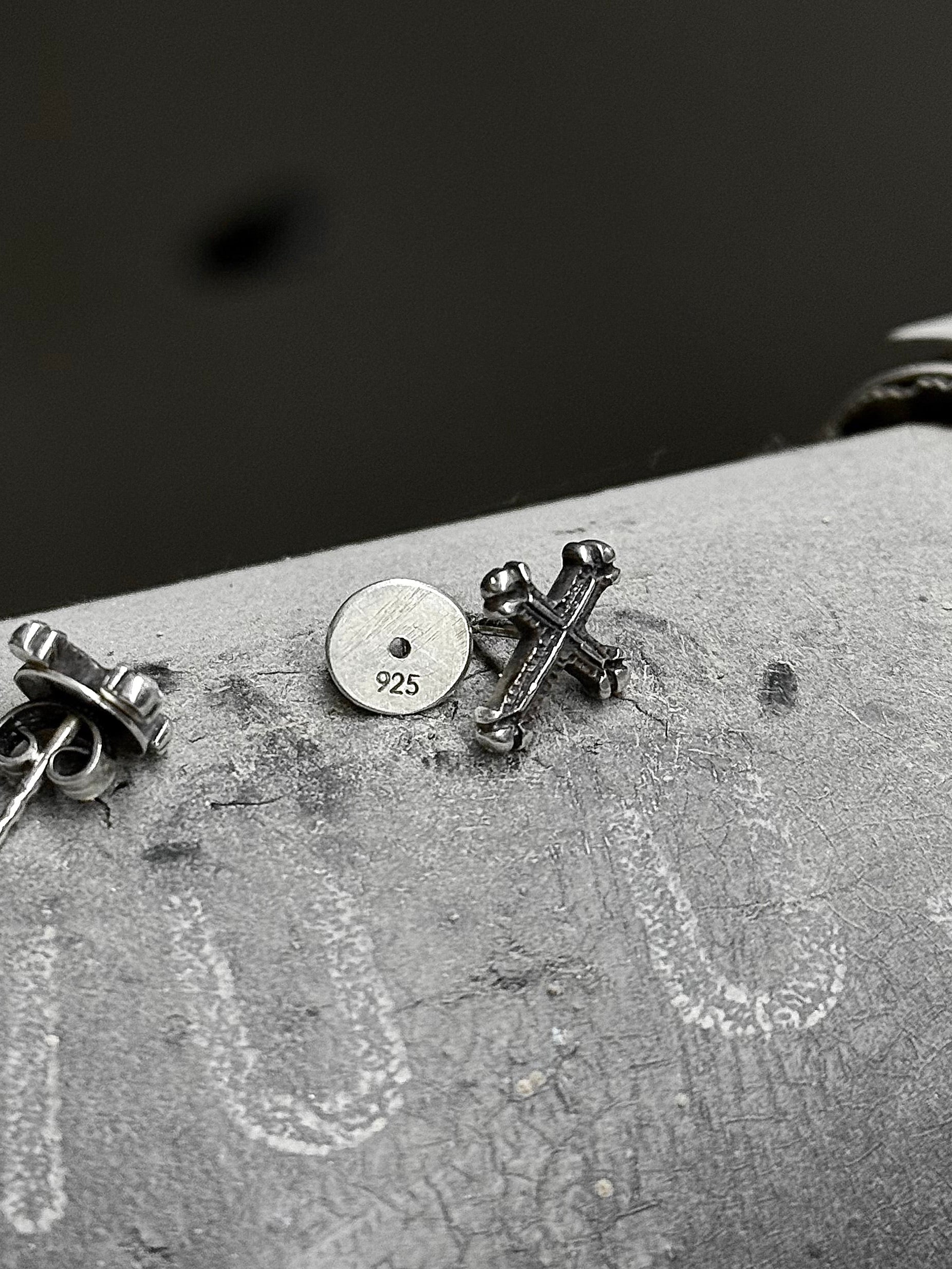 WERKSTATT:MÜNCHEN ‘M4551’ .925 Silver Cross Stud Earrings detail | DRIEW GARMENTS