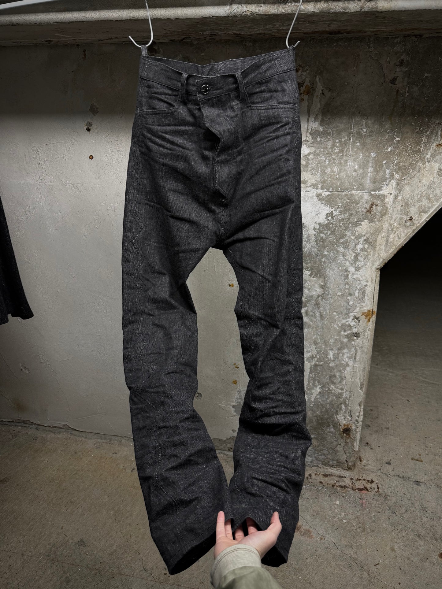 DEEPTI Collection °016-017 ‘D-050 YAW-95’ Closed Crash Seam Low Cut Denim