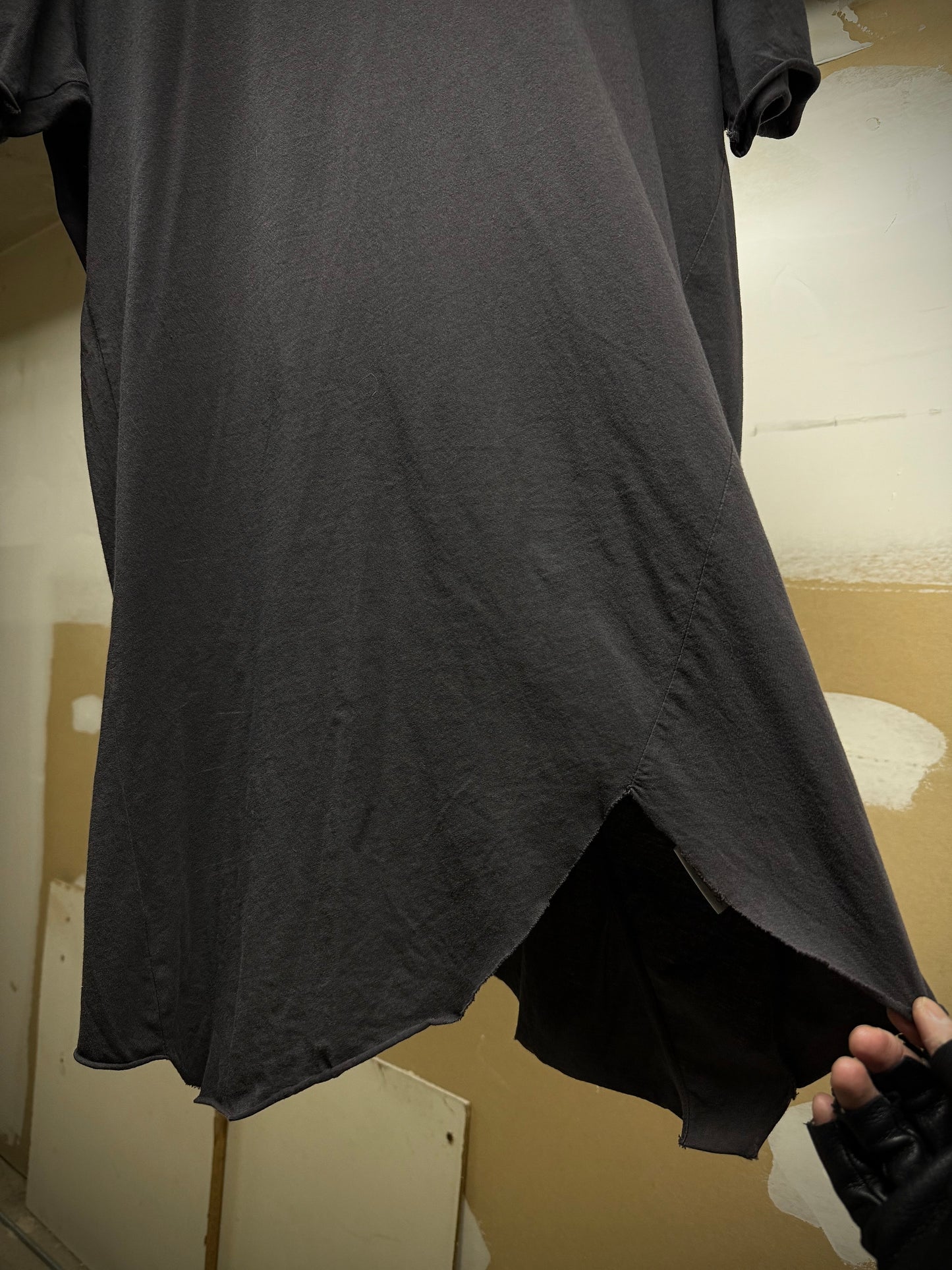 thom/krom 'M TS 105' Grey Asymmetrical Frayed Hem T-shirt detail | DRIEW GARMENTS
