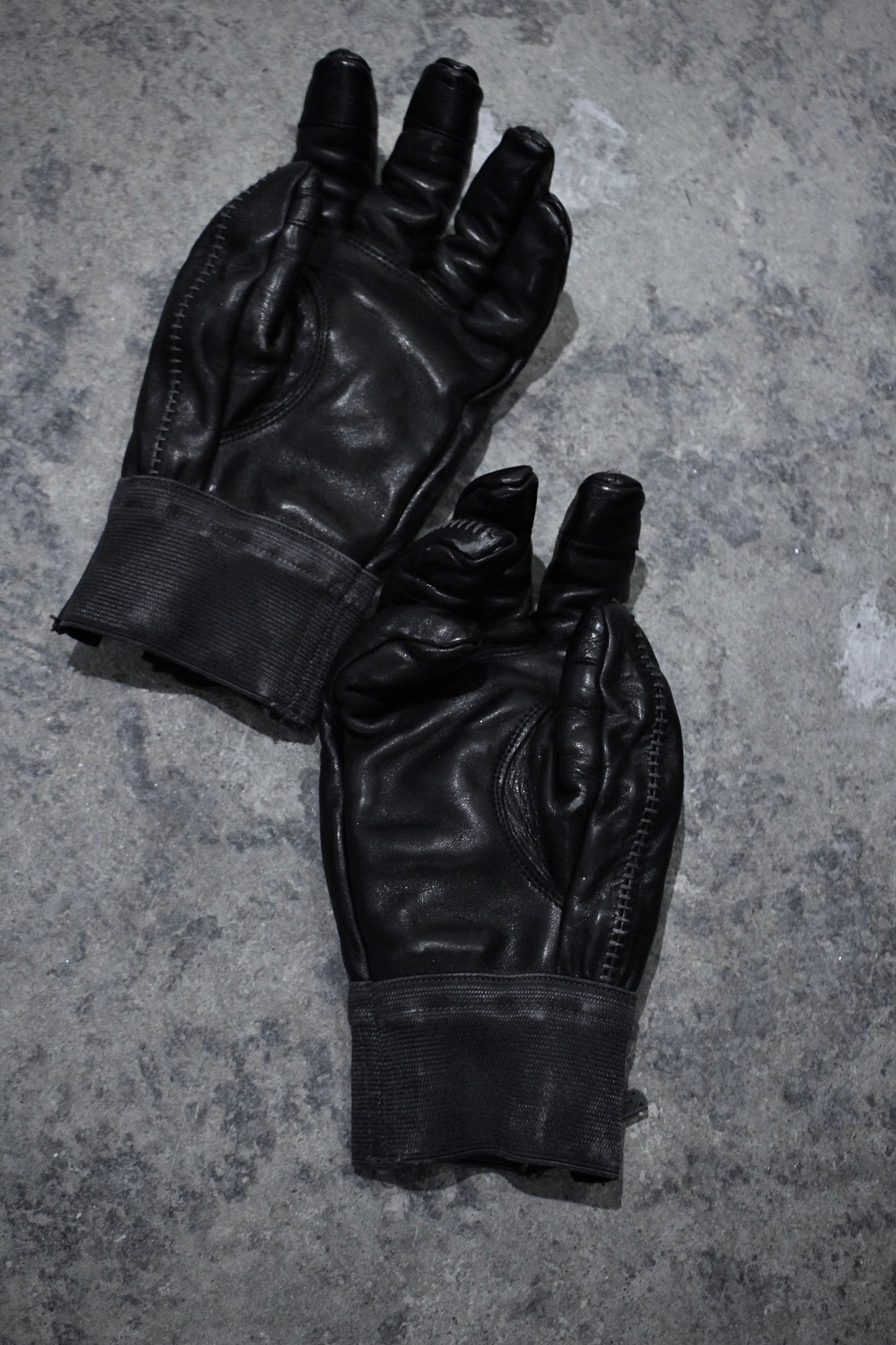 D.HYGEN AW24-25 Overlock Horse Leather Gloves detail | DRIEW GARMENTS