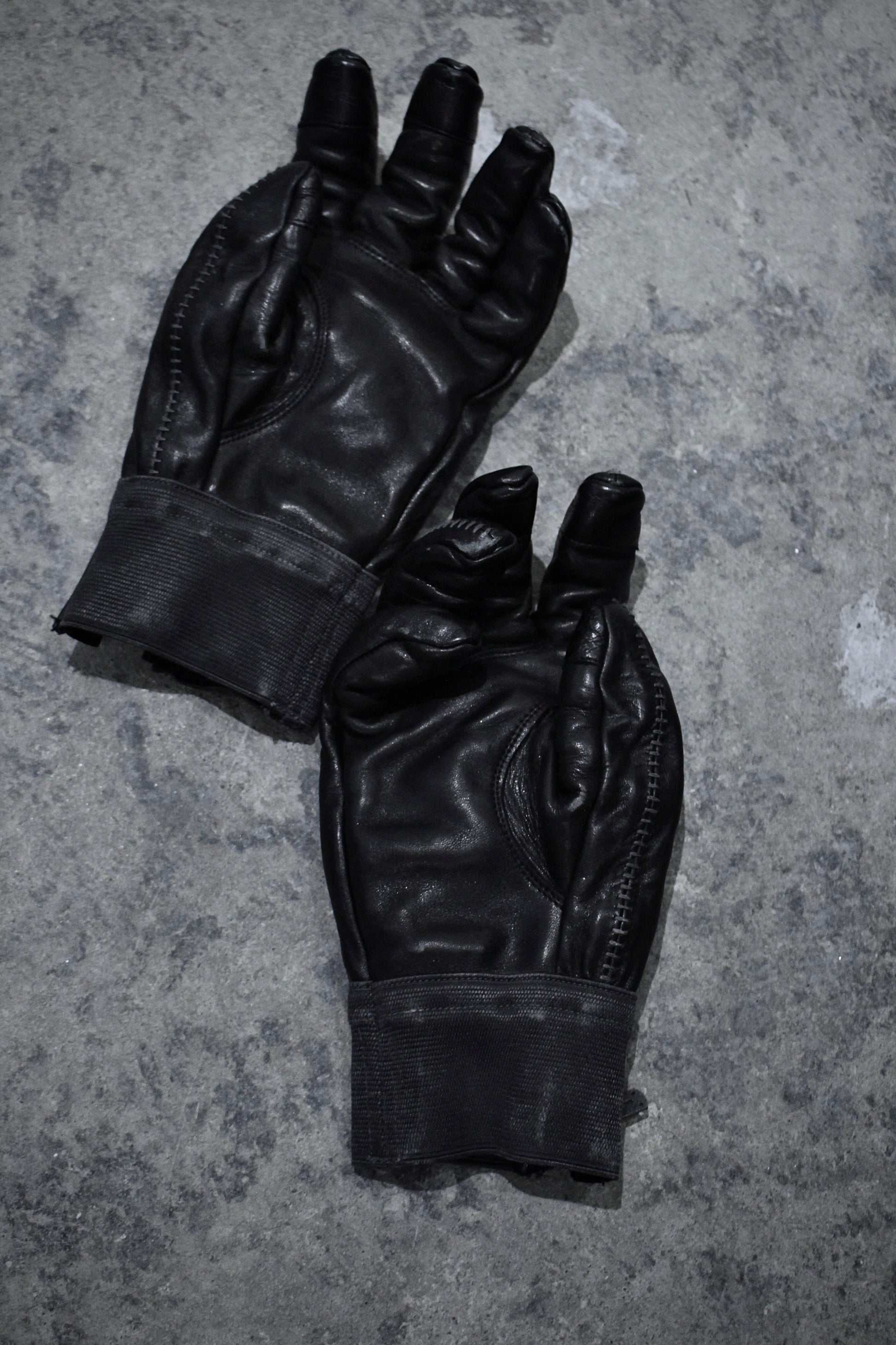 D.HYGEN AW24-25 Overlock Horse Leather Gloves detail | DRIEW GARMENTS