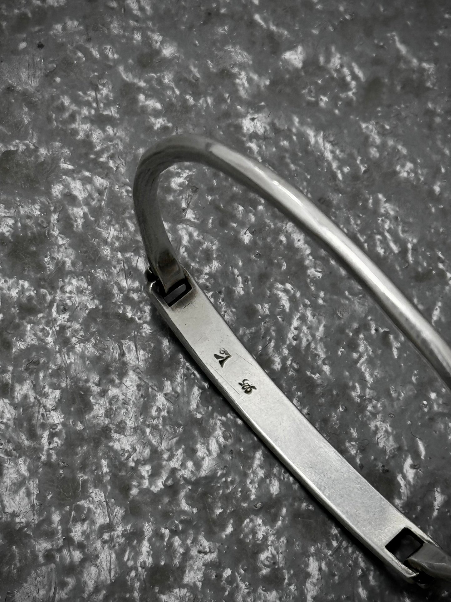 WERKSTATT:MÜNCHEN 'M2631' .925 Silver Tag Tool Traces Bracelet detail | DRIEW GARMENTS