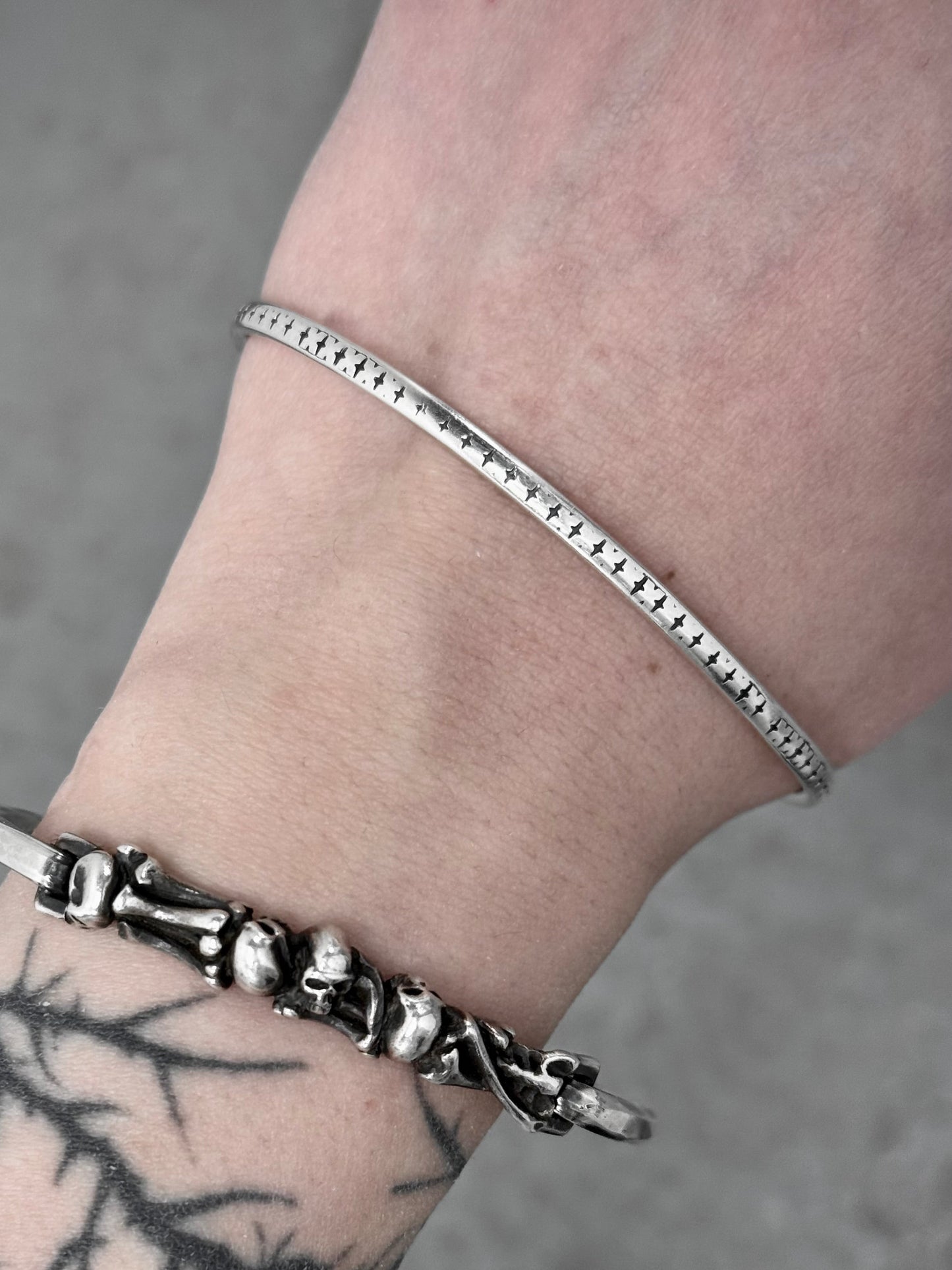 WERKSTATT:MÜNCHEN 'M2640SIPA' .925 Silver Cross Pattern Hook Bangle detail | DRIEW GARMENTS