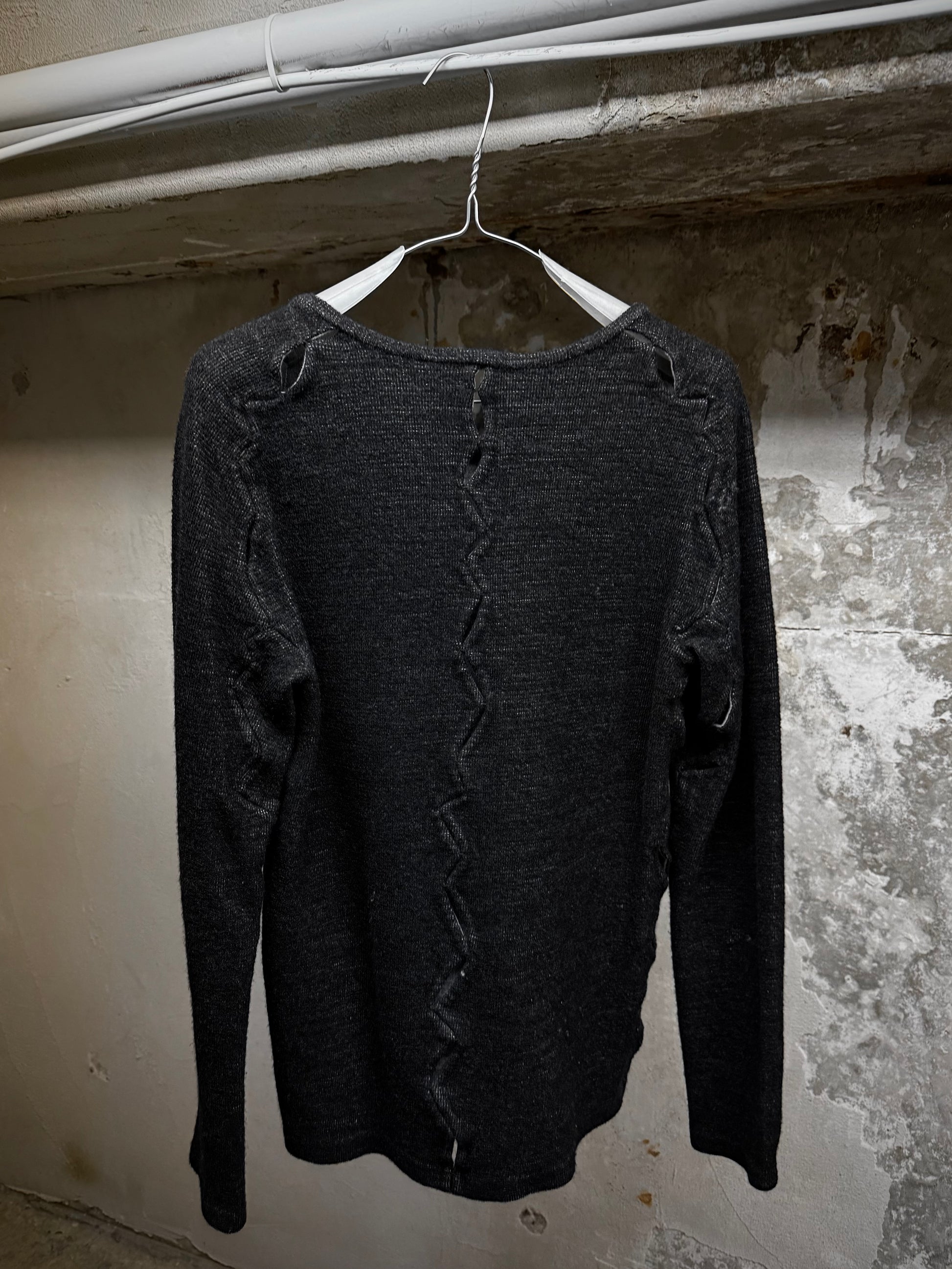 DEEPTI Collection °016-017 'T-058 DUB-95' Crash Seam Long-sleeve detail | DRIEW GARMENTS