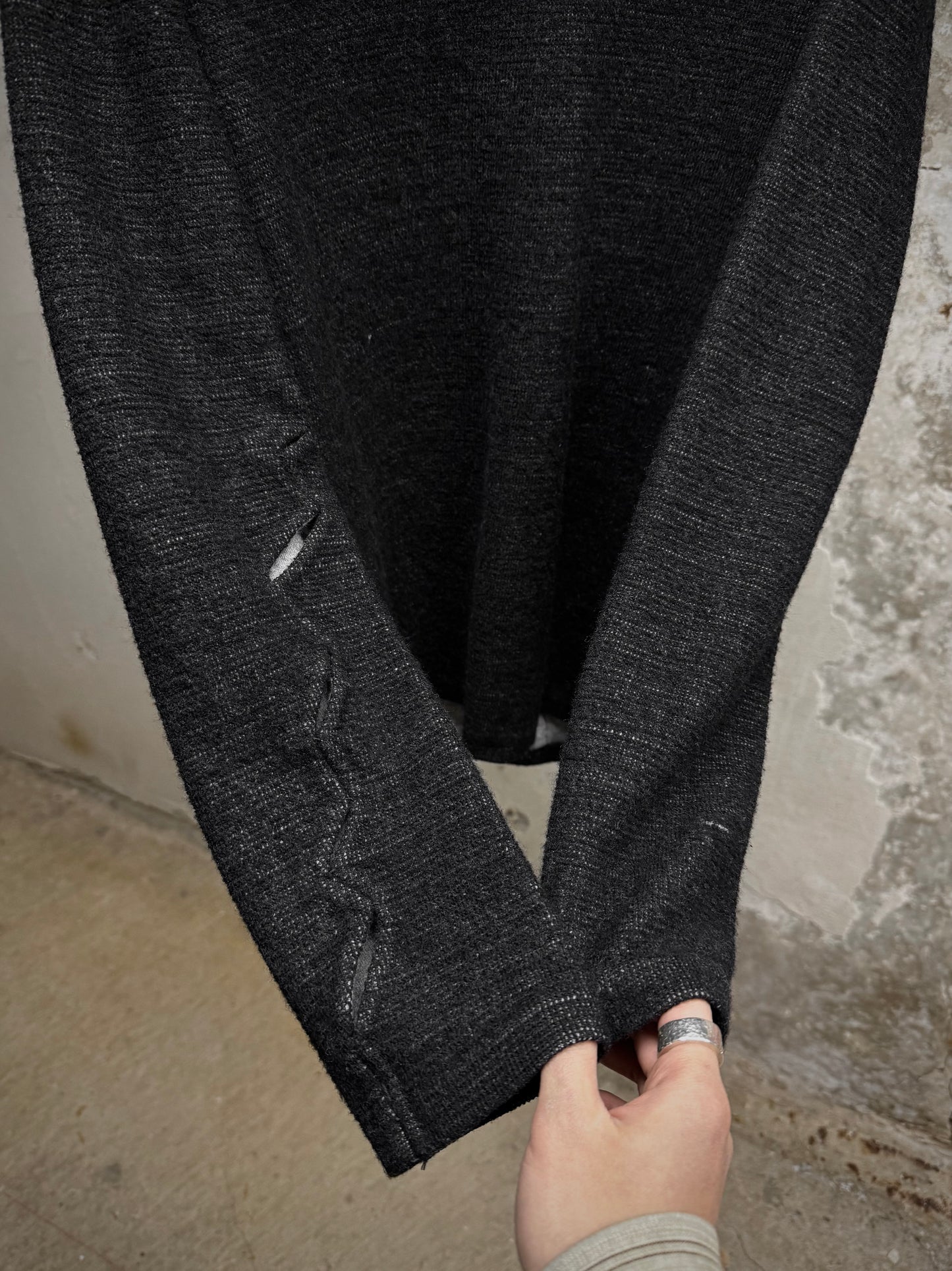 DEEPTI Collection °016-017 'T-058 DUB-95' Crash Seam Long-sleeve detail | DRIEW GARMENTS