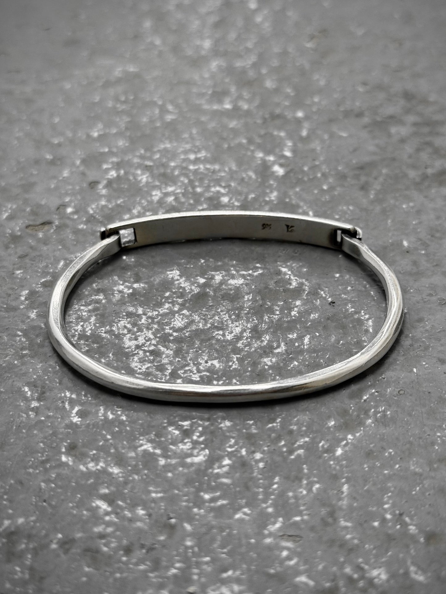WERKSTATT:MÜNCHEN 'M2631' .925 Silver Tag Tool Traces Bracelet detail | DRIEW GARMENTS