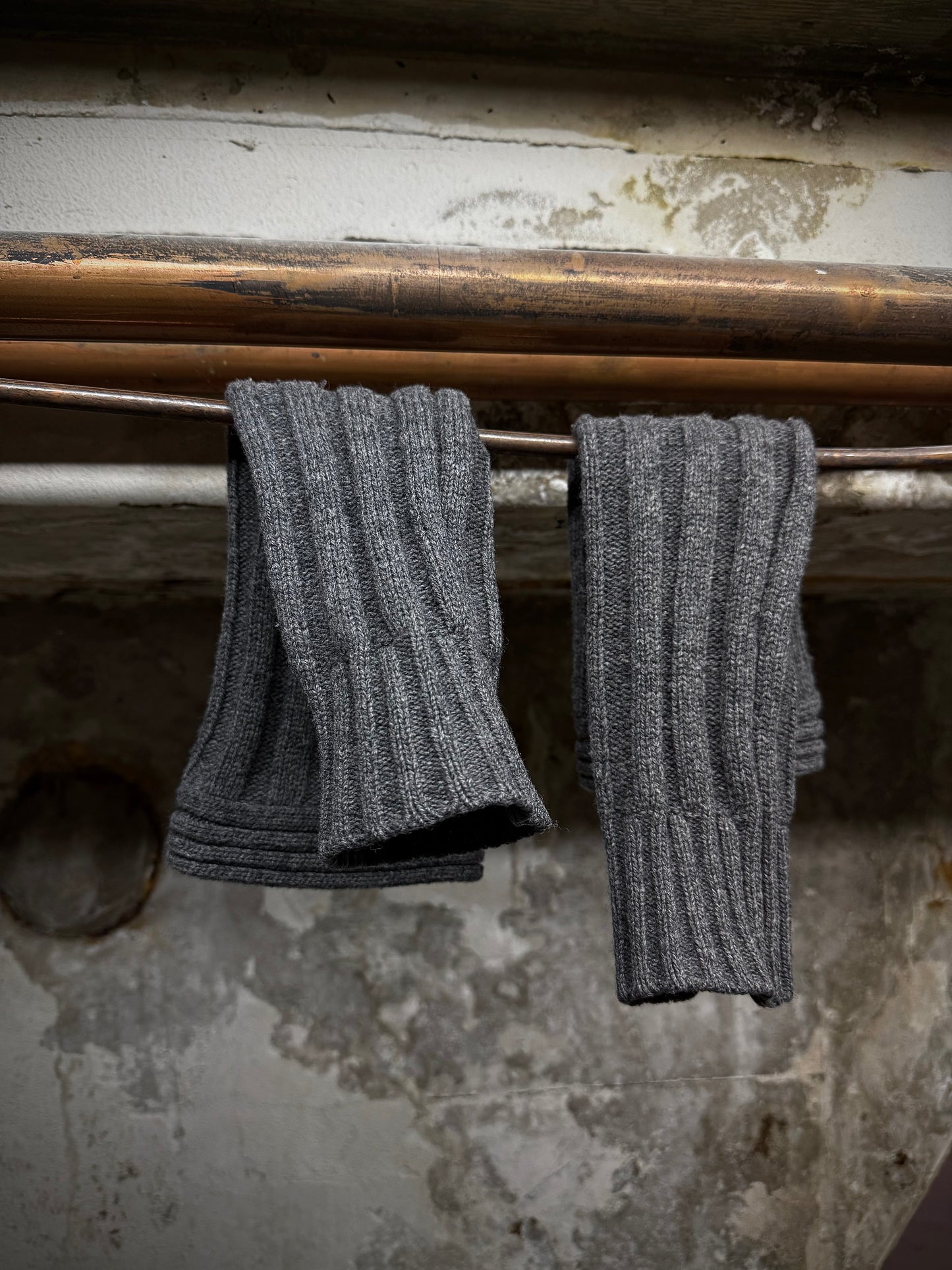 DIOR HOMME AW07 “NAVIGATE” by Hedi Slimane Grey Ribbed Wool Arm Warmers detail | DRIEW GARMENTS